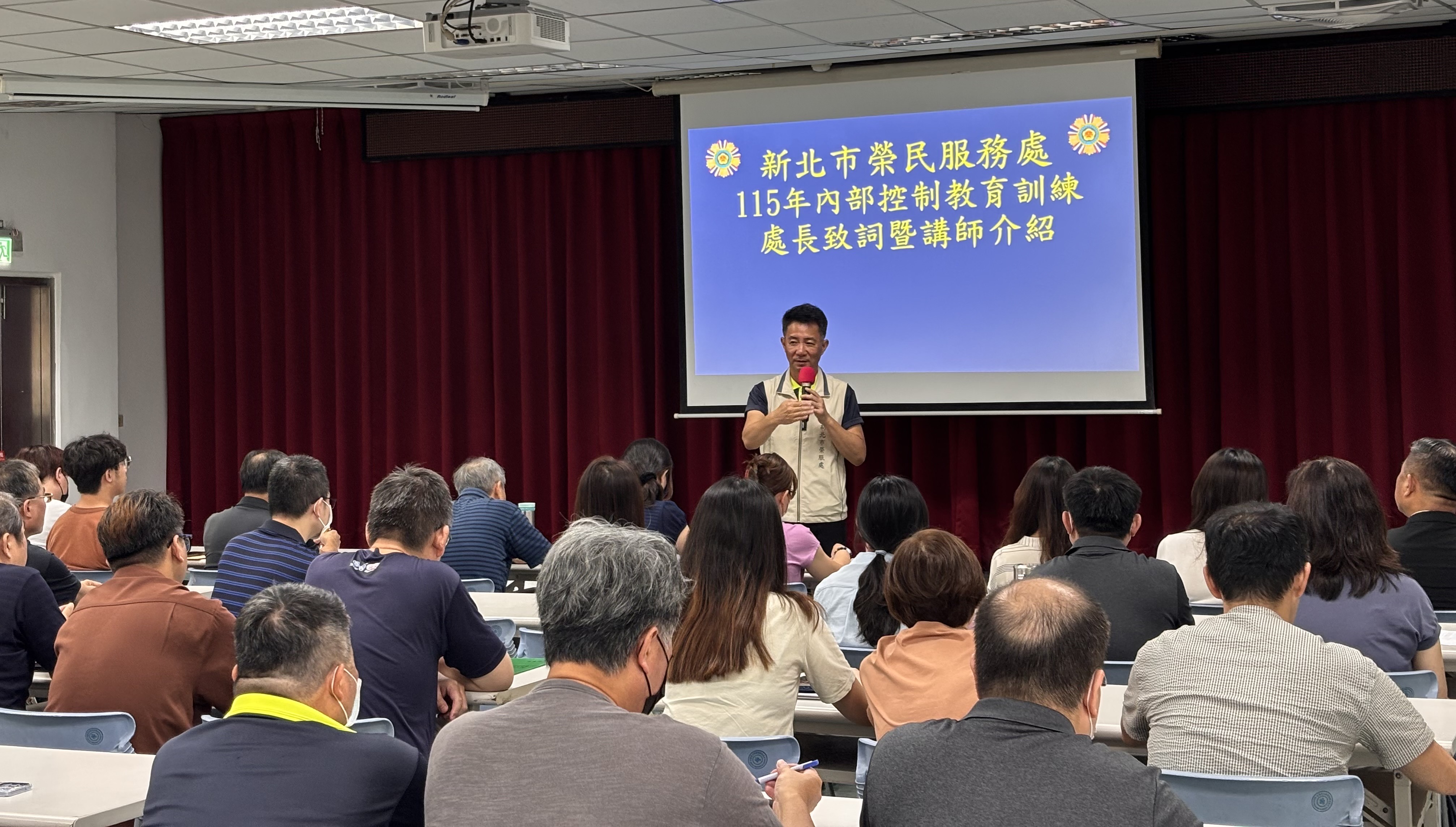 ▲新北市榮服處辦理內部控制制度教育訓練,由陳立中處長(中立者)主持。