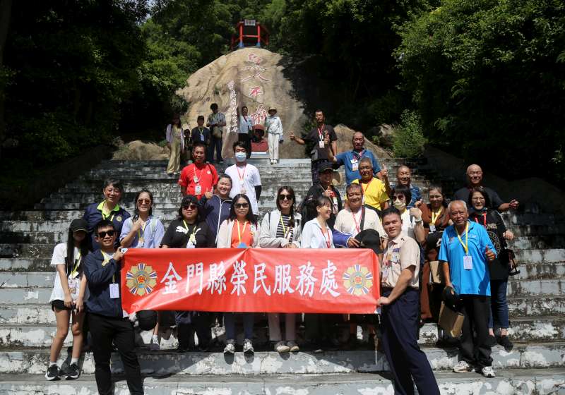 圖三金門縣榮服處同仁與參加活動榮民眷一同合影-800x560