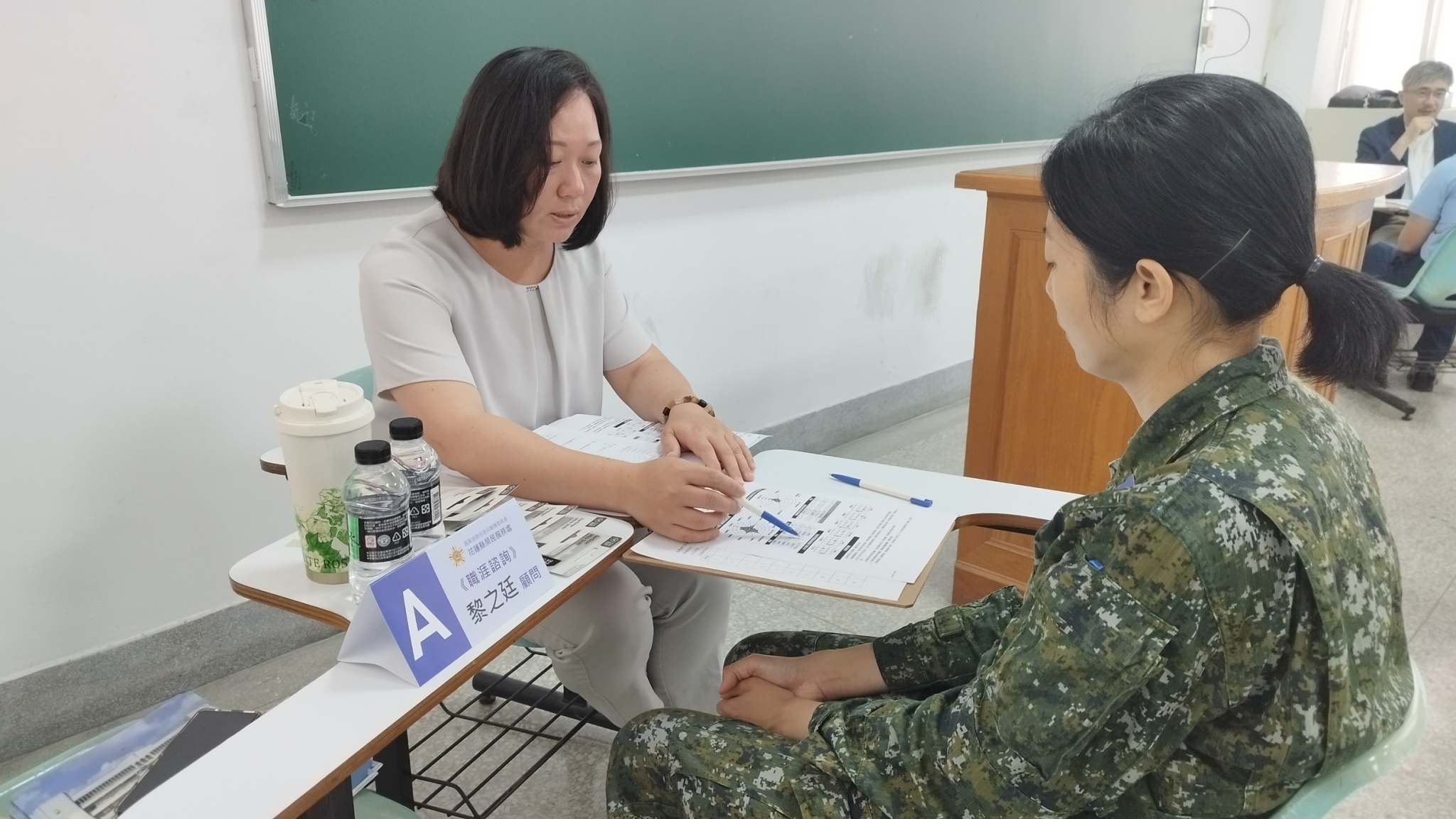 圖二- 就業情報資訊股份有限公司黎之廷顧問(左一)現場職涯諮詢