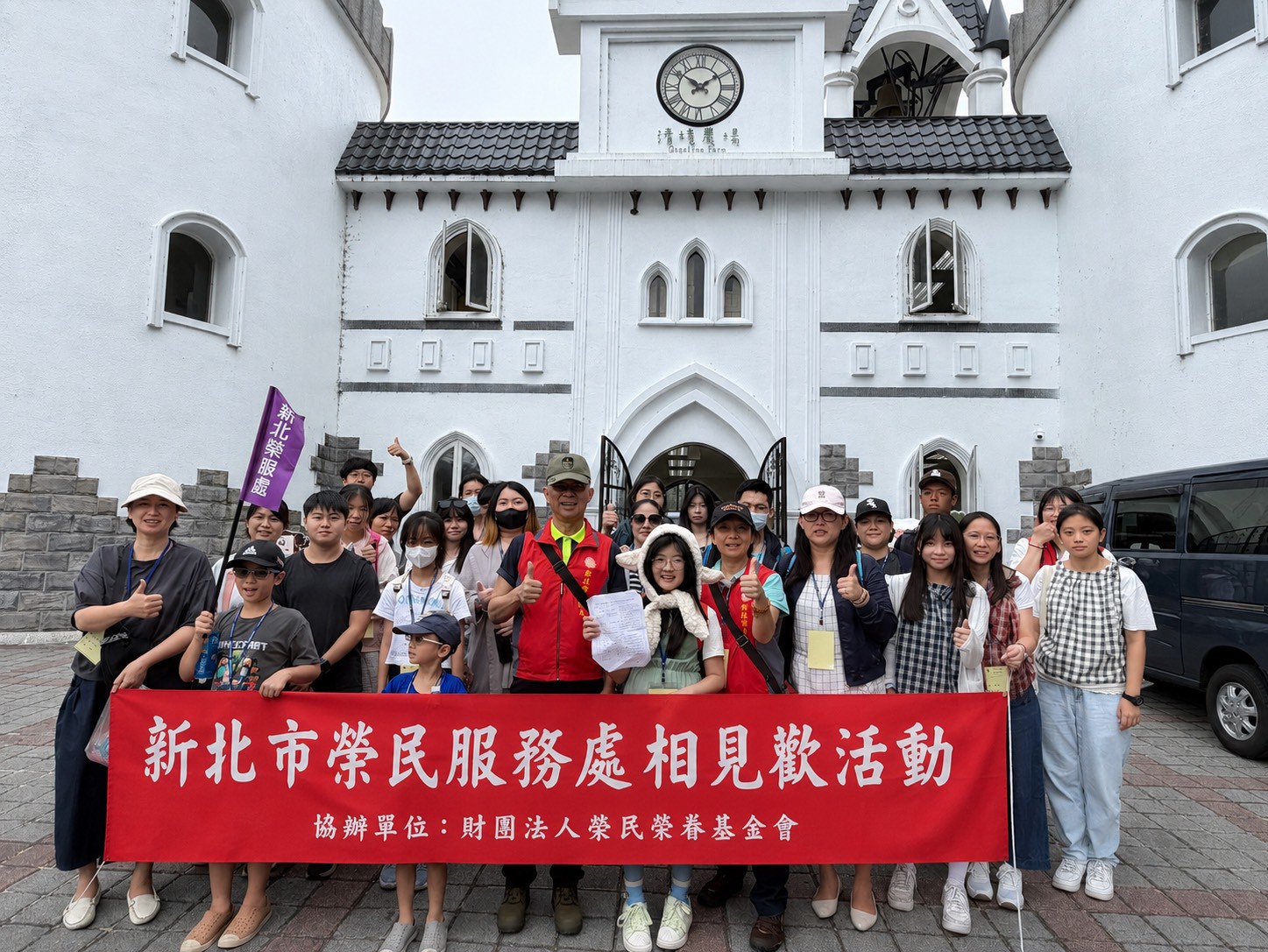 ▲處長陳立中(中左)與向學子女及眷屬參訪清境農場。的青青草原。/新北市榮服處提供。