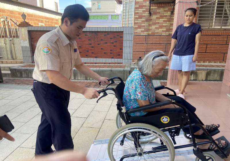 圖三本處替代役男李柏範推黃阿嬤體驗斜坡道