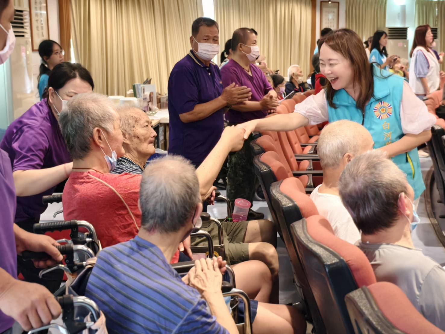 與住民互動踴躍