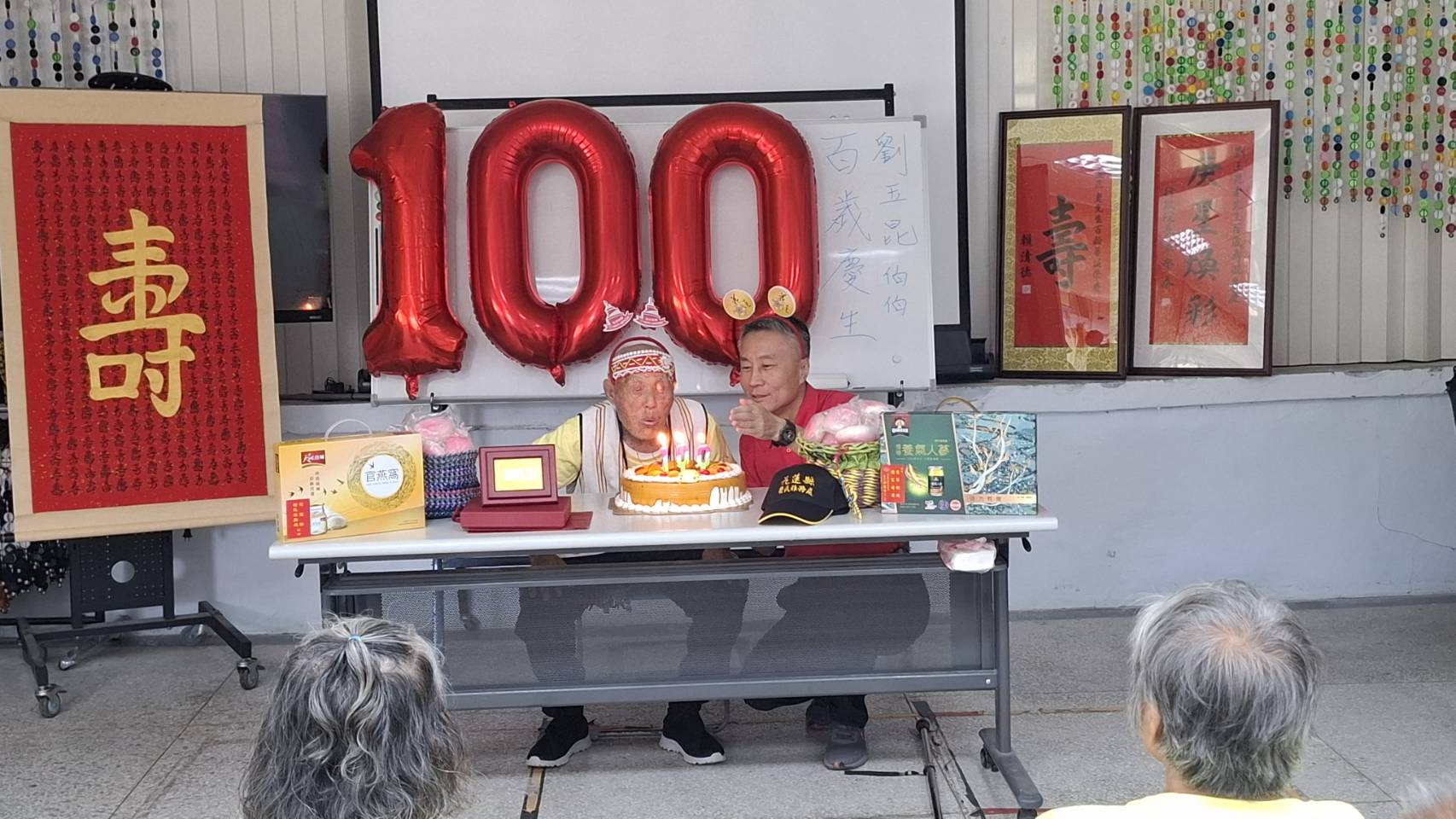 劉玉昆爺爺(左)許願,全體唱生日快樂歌祝福