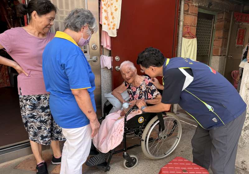 圖二彭致和副處長(右)與志工探視、關懷102歲陳李奶奶並轉達輔導會關懷之意-800x560