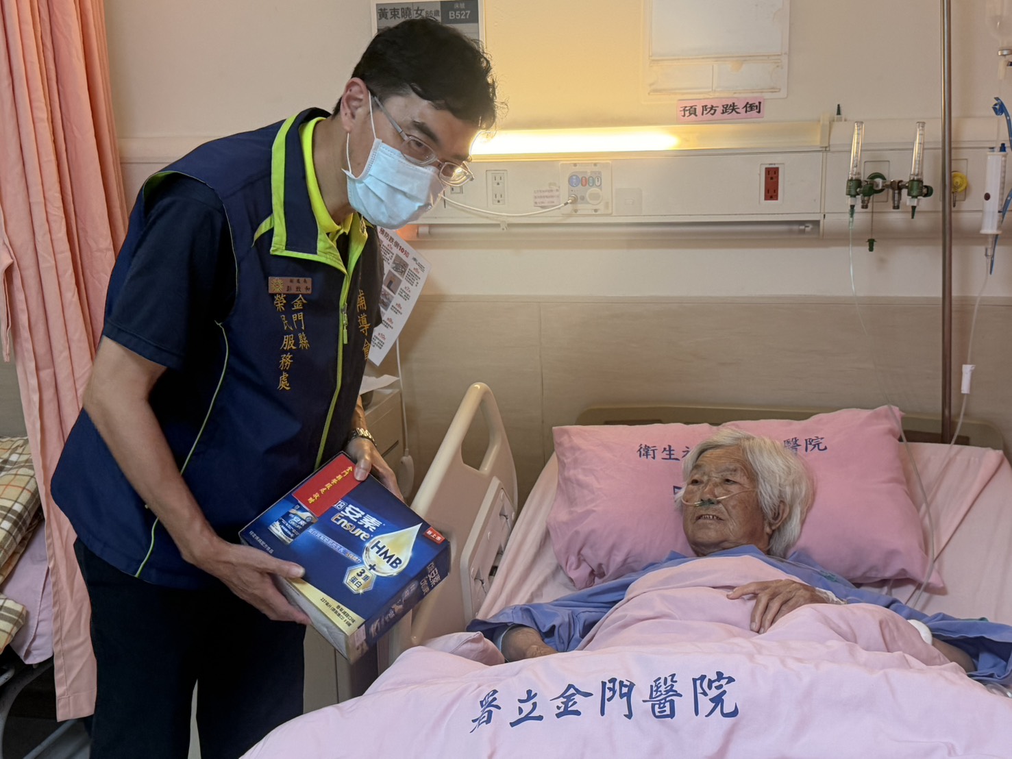 圖三彭致和副處長(左)探視黃奶奶致贈營養品並轉達輔導會關懷之意