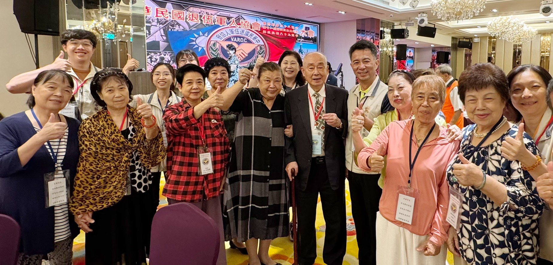 ▲新北市榮服處陳立中處長(右5)、中華民國退伍軍人協會吳其樑理事長(右6)與新北市榮服處服務同仁、榮眷合影。/新北市榮服處提供。