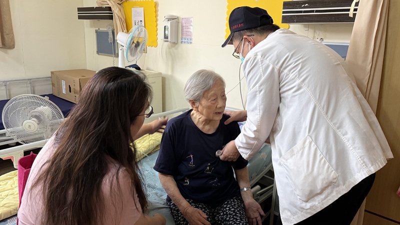 安寧團隊床邊訪視百歲人瑞王奶奶