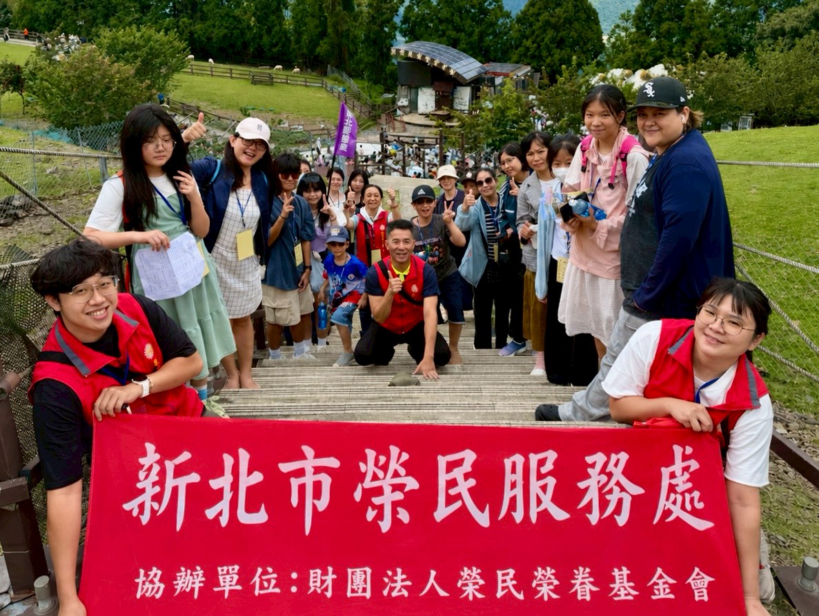 ▲處長陳立中(中左)同向學子女及眷屬觀賞清境農場綿羊秀場的綿羊脫毛秀。/新北市榮服處提供。