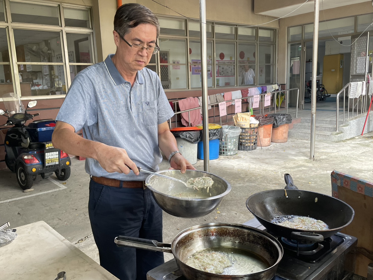 圖3:家主任李秦強親自煎蒲仔餅手法很專業