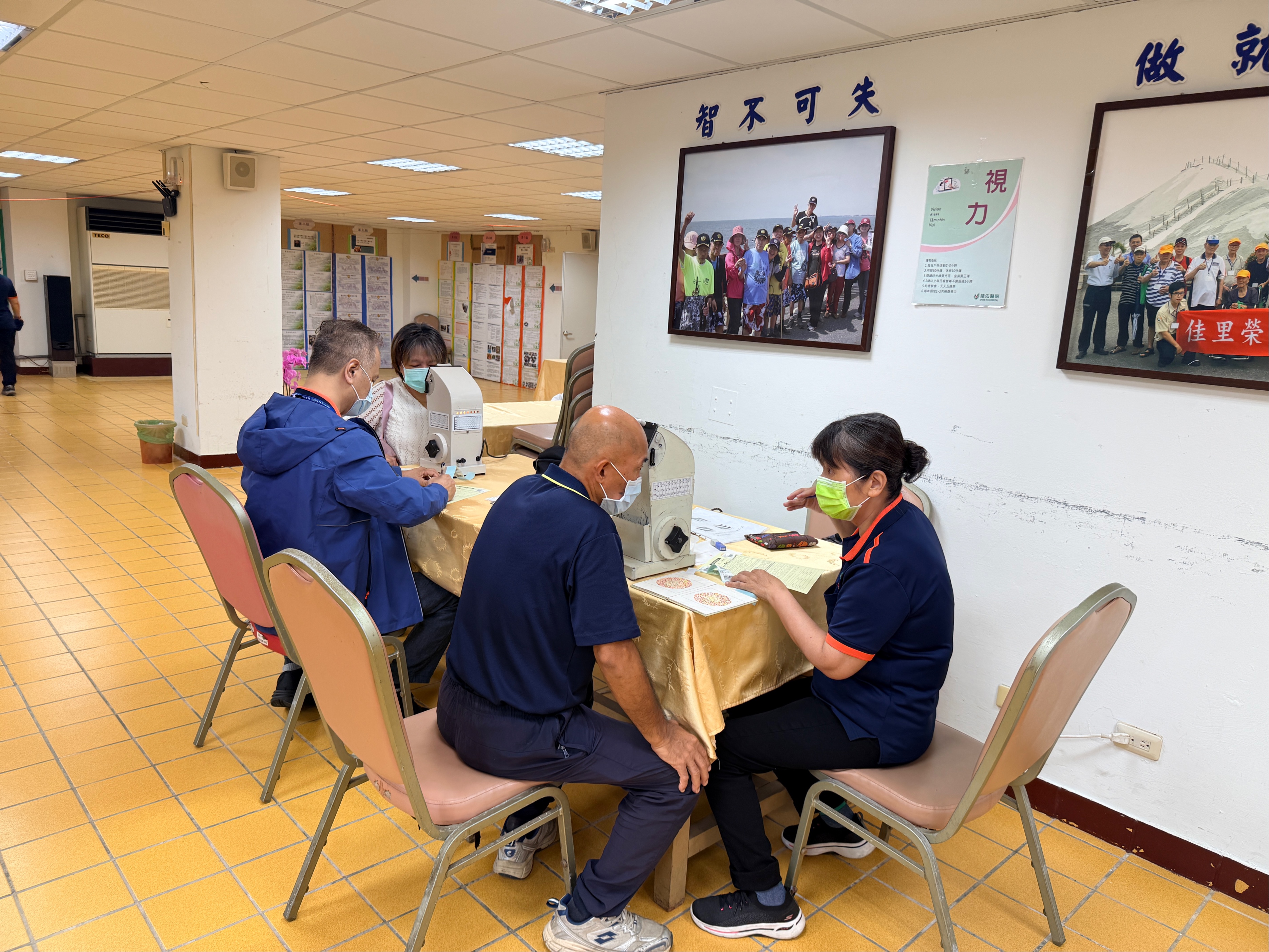 照片2職員工健康檢查現況-視力測量 照片2職員工健康檢查現況-視力測量