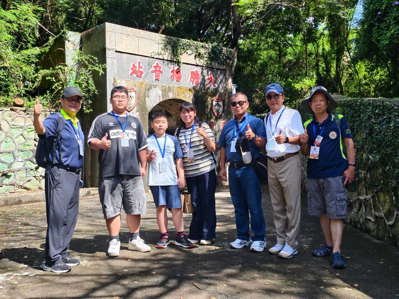 圖五本處處長劉信義(左1)和與會貴賓鼓勵孩子們努力向學,與向學子女家庭合影