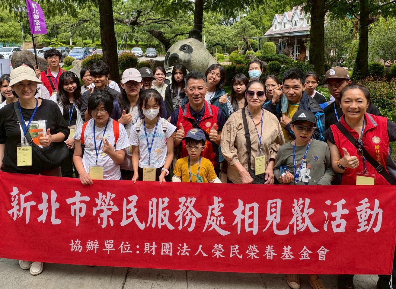 ▲處長陳立中(中)與向學子女及眷屬參訪「水与松萌萌園」與各種動物親近並餵食互動。/新北市榮服處提供。
