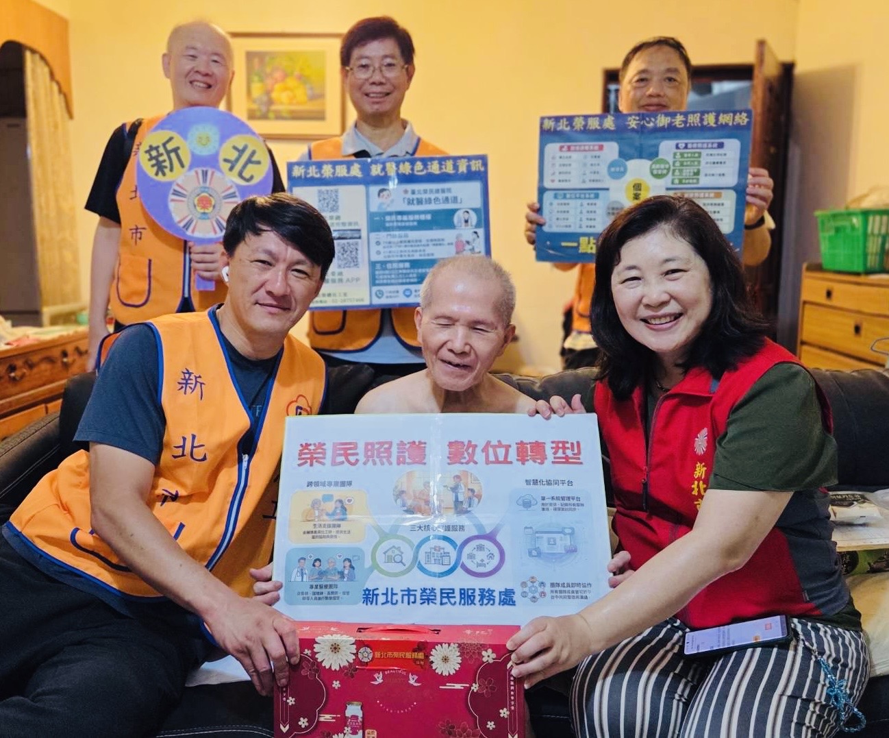 ▲吳總幹事(前排右)訪視榮民伯伯(前排中),關懷生活近況。