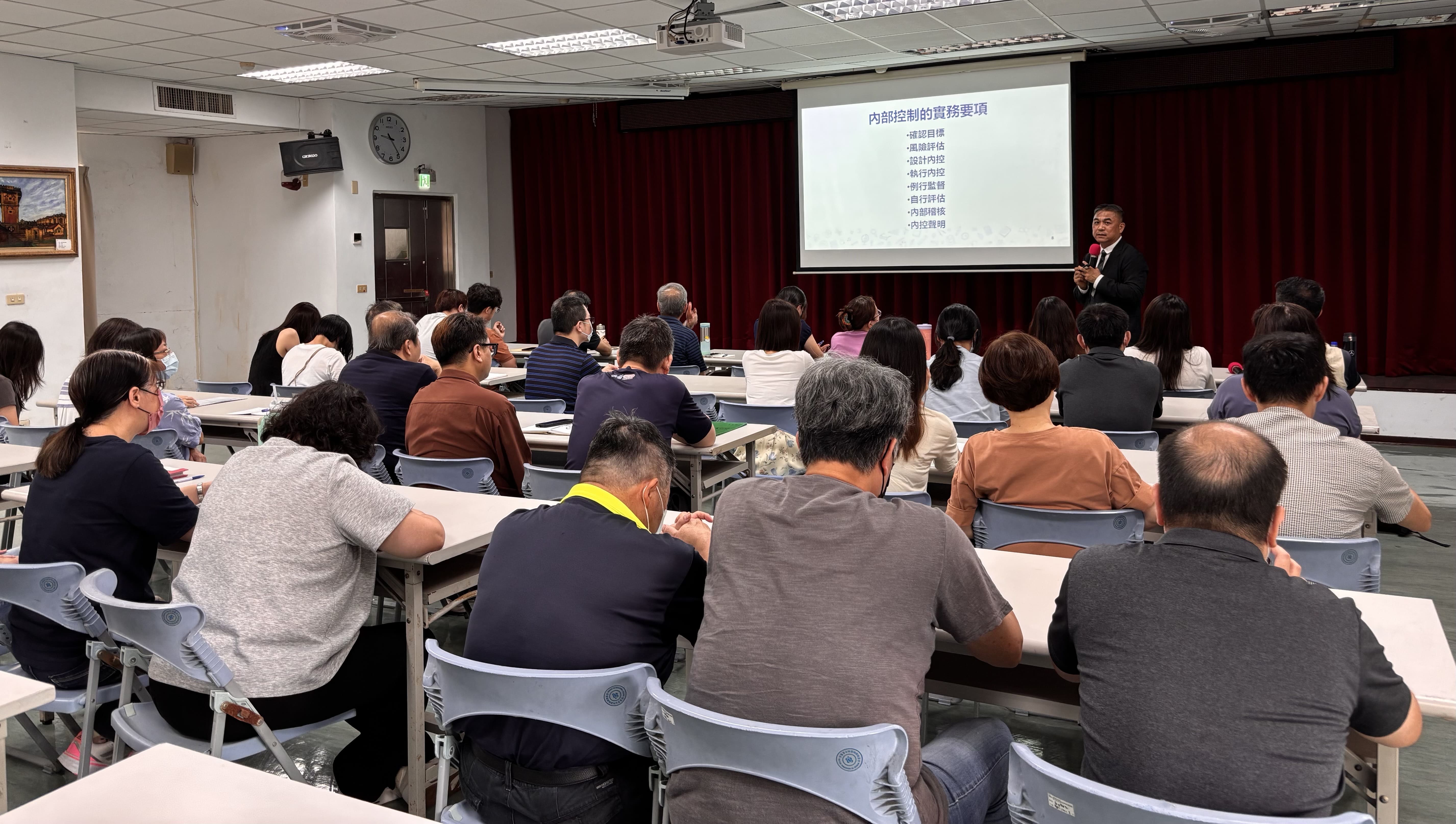 ▲博識企業管理顧問有限公司副總經理楊欽榮主任顧問師(中立者)講授內部控制制度,新北市榮服處同仁參與踴躍。