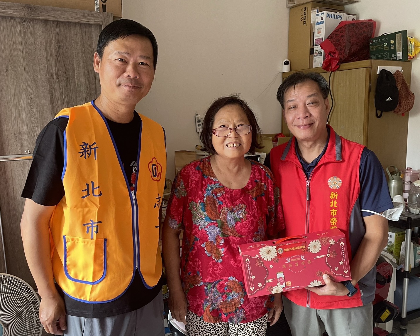 組長陳重榮(右)與社區服務組長(左)訪視榮眷王阿姨(中),關懷並致贈營養品。/新北市榮服處提供。