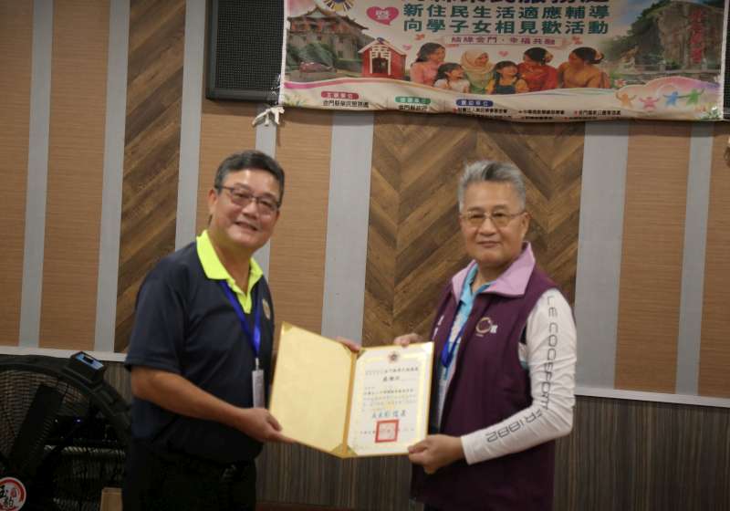 圖七金門縣榮服處處長劉信義(左)頒發佛教善緣慈善會理事長許睿閎(右)感謝狀-800x560