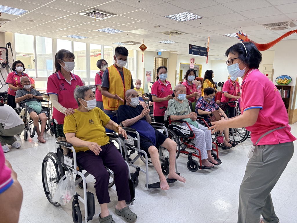 115年7月7日八德社區志工熱情造訪，大手牽小手共創健康活力時光
