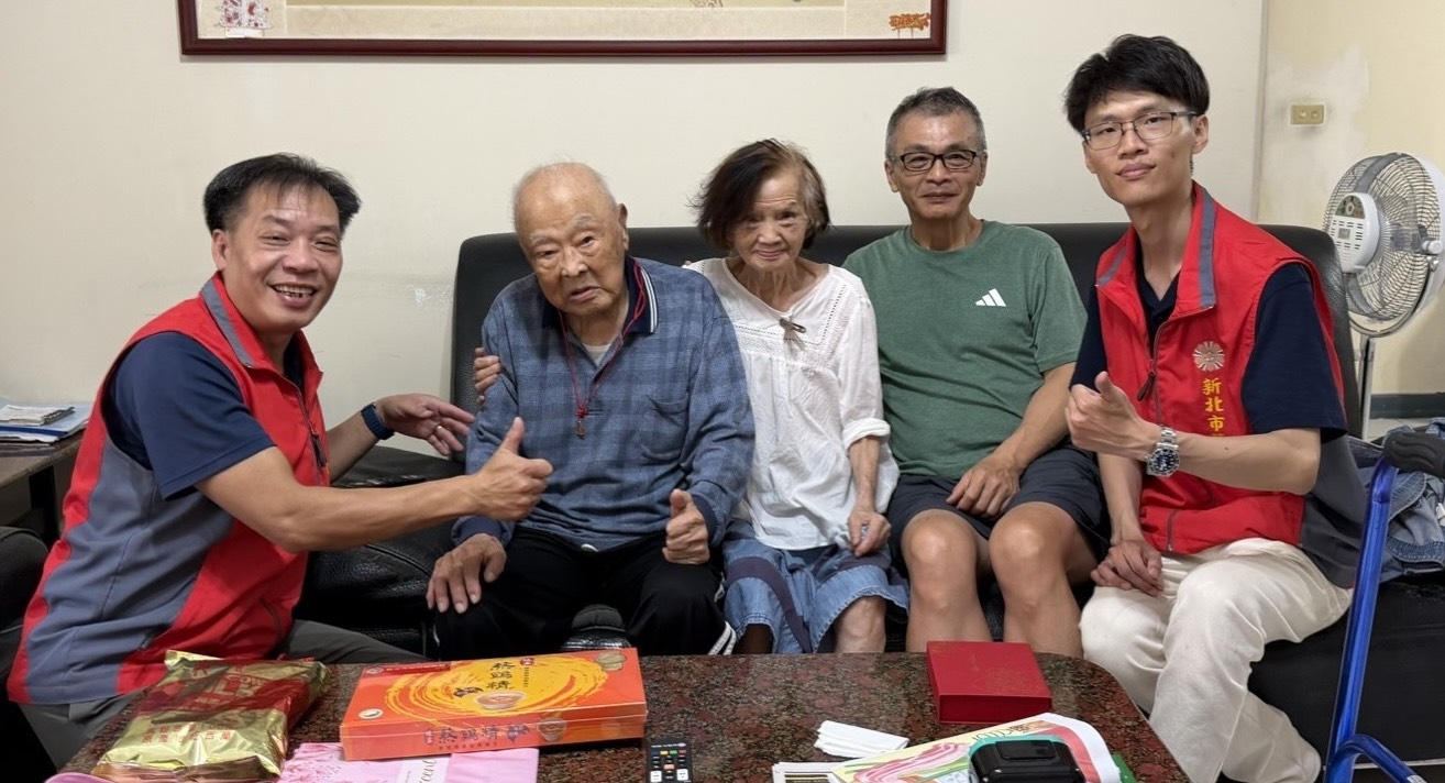 組長陳重榮(左1)與輔導員(右1)代表輔導會致贈金壽桃,向百歲榮民張伯伯祝賀壽誕(左2)。/新北市榮服處提供。