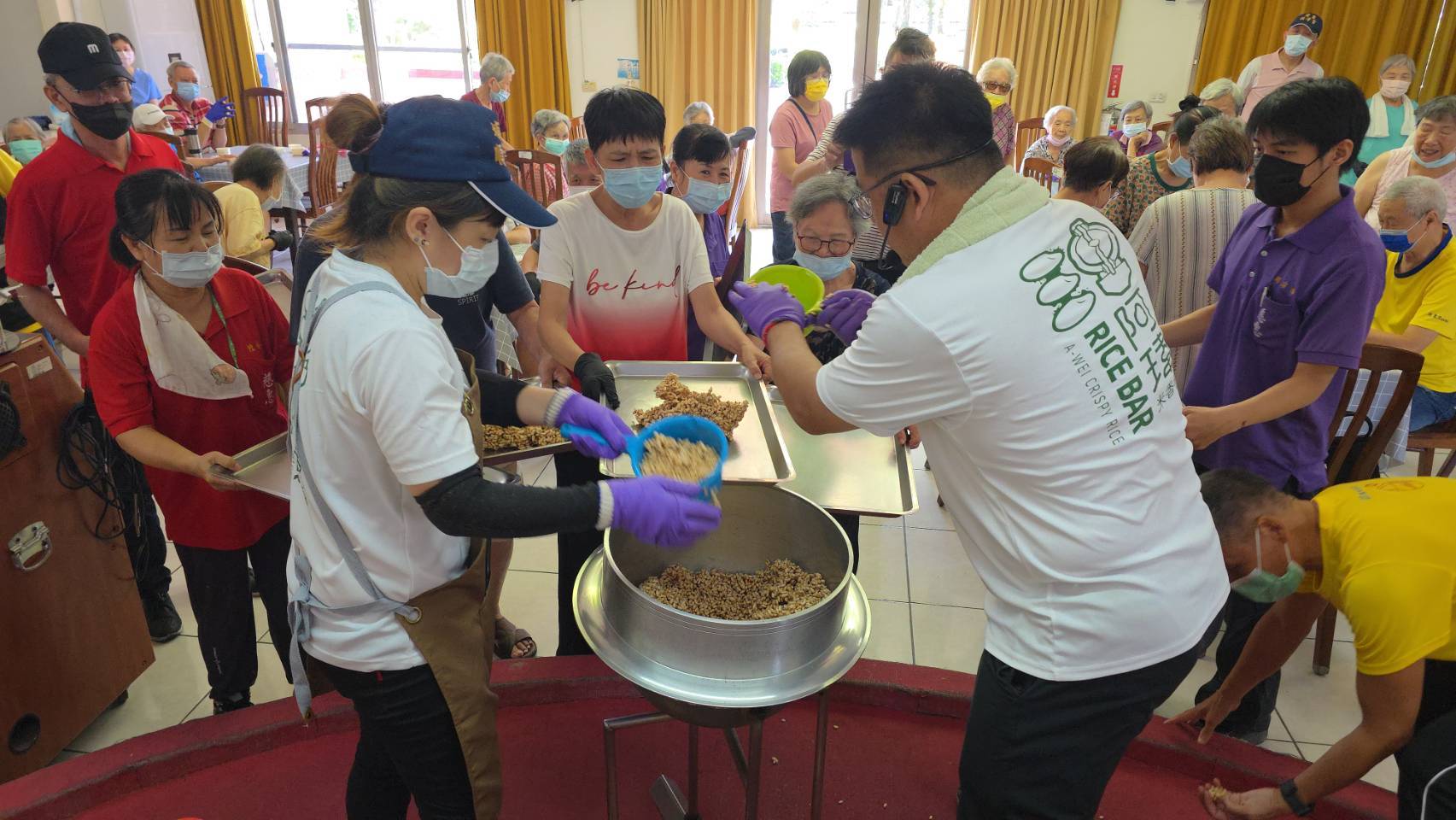 彰化榮家邀阿瑋米香推動食農教育　長輩DIY米香找回童年好滋味