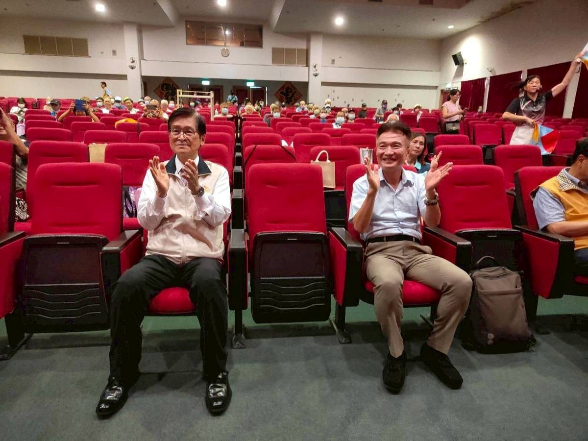 果香飄散高雄榮家 嚴德發主委見證欣高溫情贈芒果