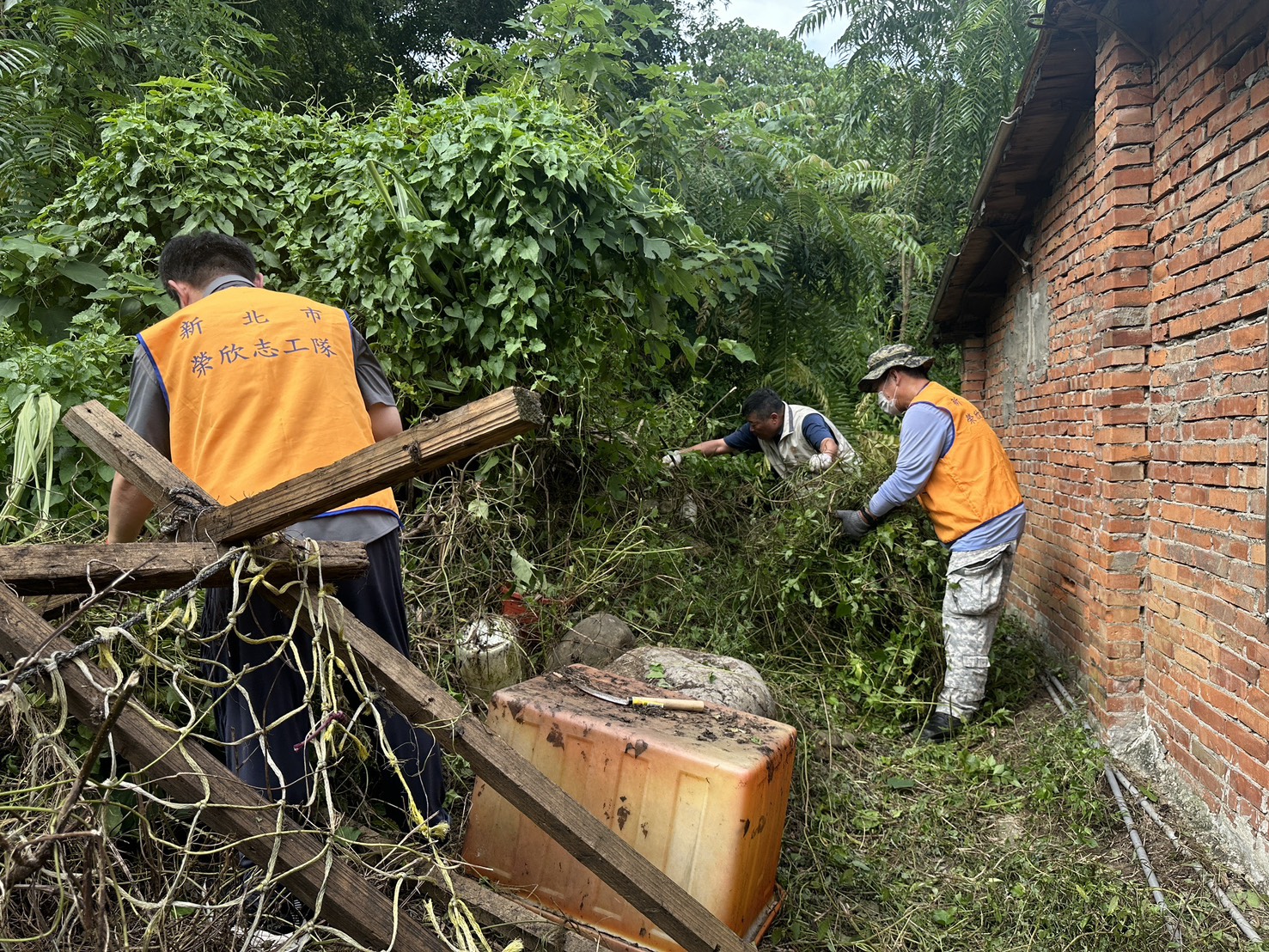 榮欣志工分工合作整理湯伯伯住家周邊環境,以實際行動守護獨居長輩居住安全。