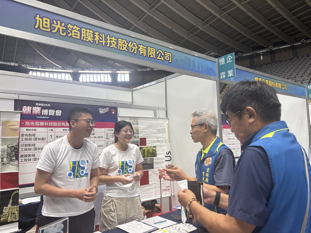 雲林縣榮服處處長蘇文玄(右2)及副處長廖蒼照(右1)拜訪現場設攤徵才廠商