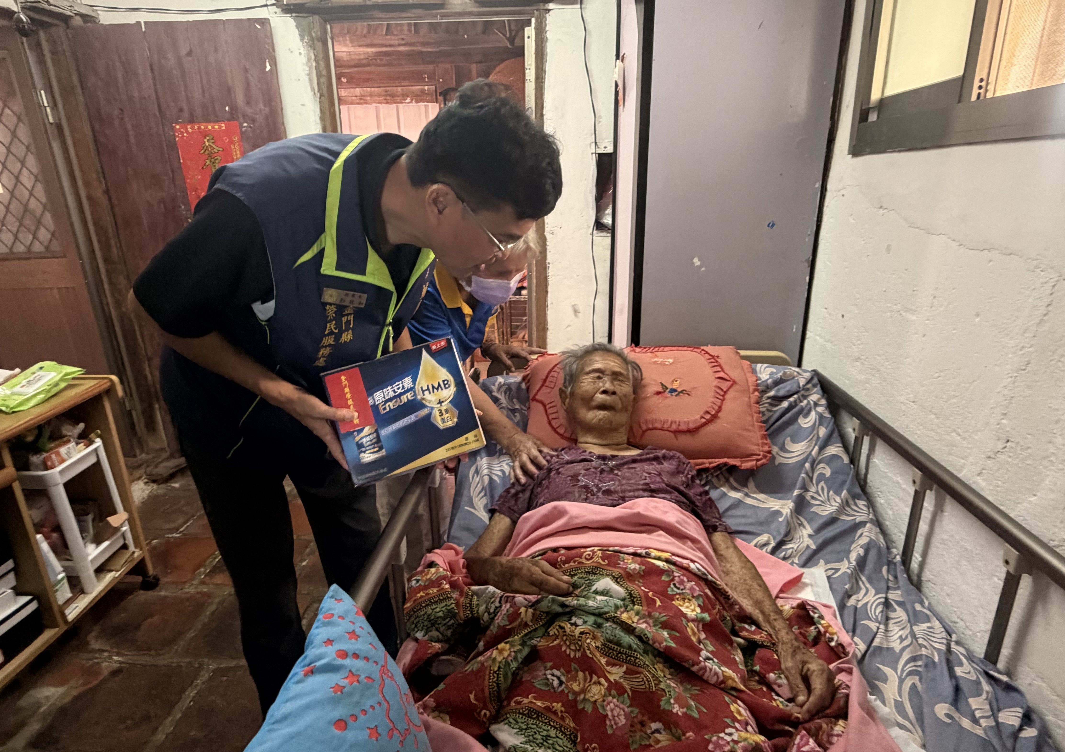 圖一彭致和副處長(左)與志工探視103歲陳翁奶奶致贈營養品並轉達輔導會關懷之意