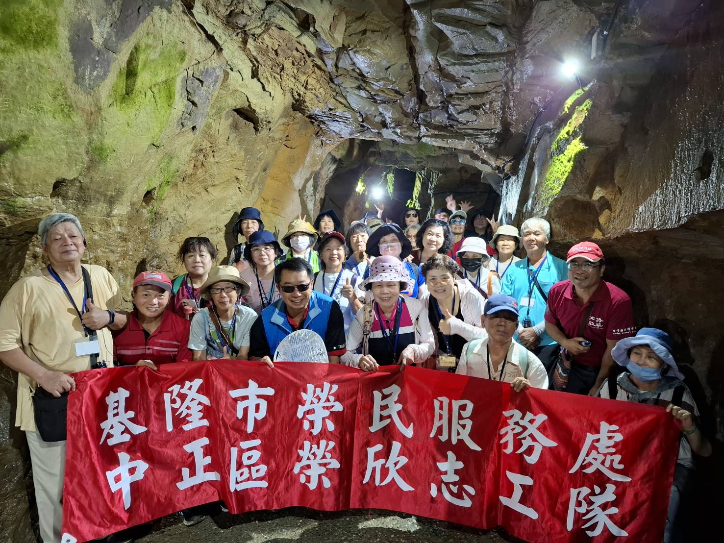 馬玉明老師(右2)偕同方正處長(著藍衣者)參訪日據時代建造的防空洞,讓榮服處一行人感受戰地文化