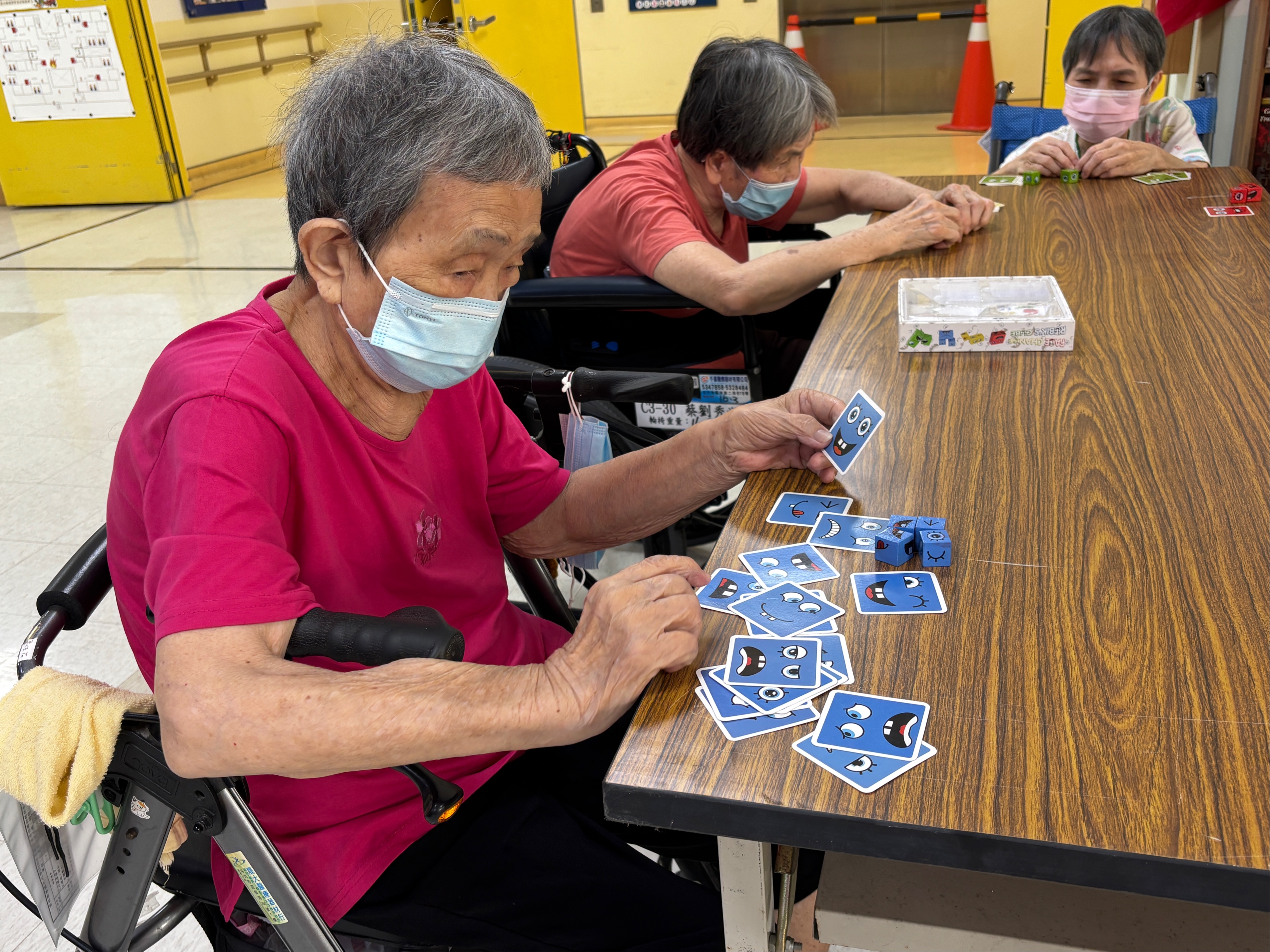 誰說桌遊是年輕人的專利?看我們的「變臉大師」有多厲害!