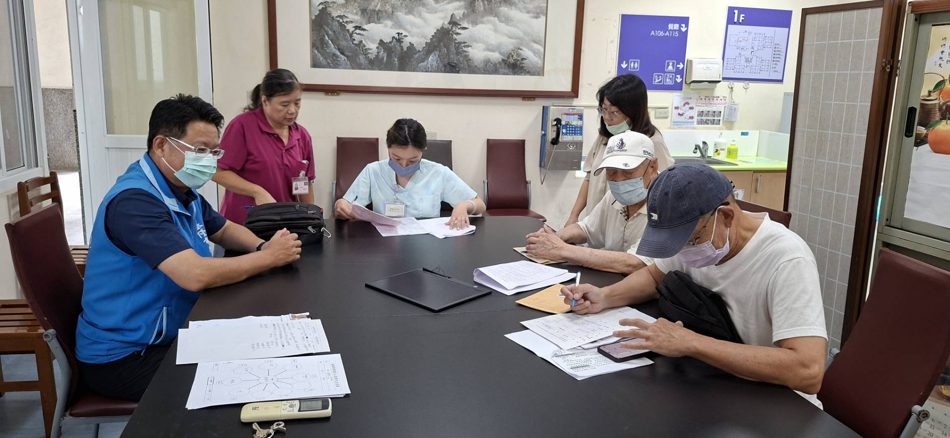 本處副處長李復鄉(左1)陪同榮民褚伯伯(右2)與家屬,至板橋榮家辦理入住事宜,褚伯伯表示非常感謝本處及榮家之協助。