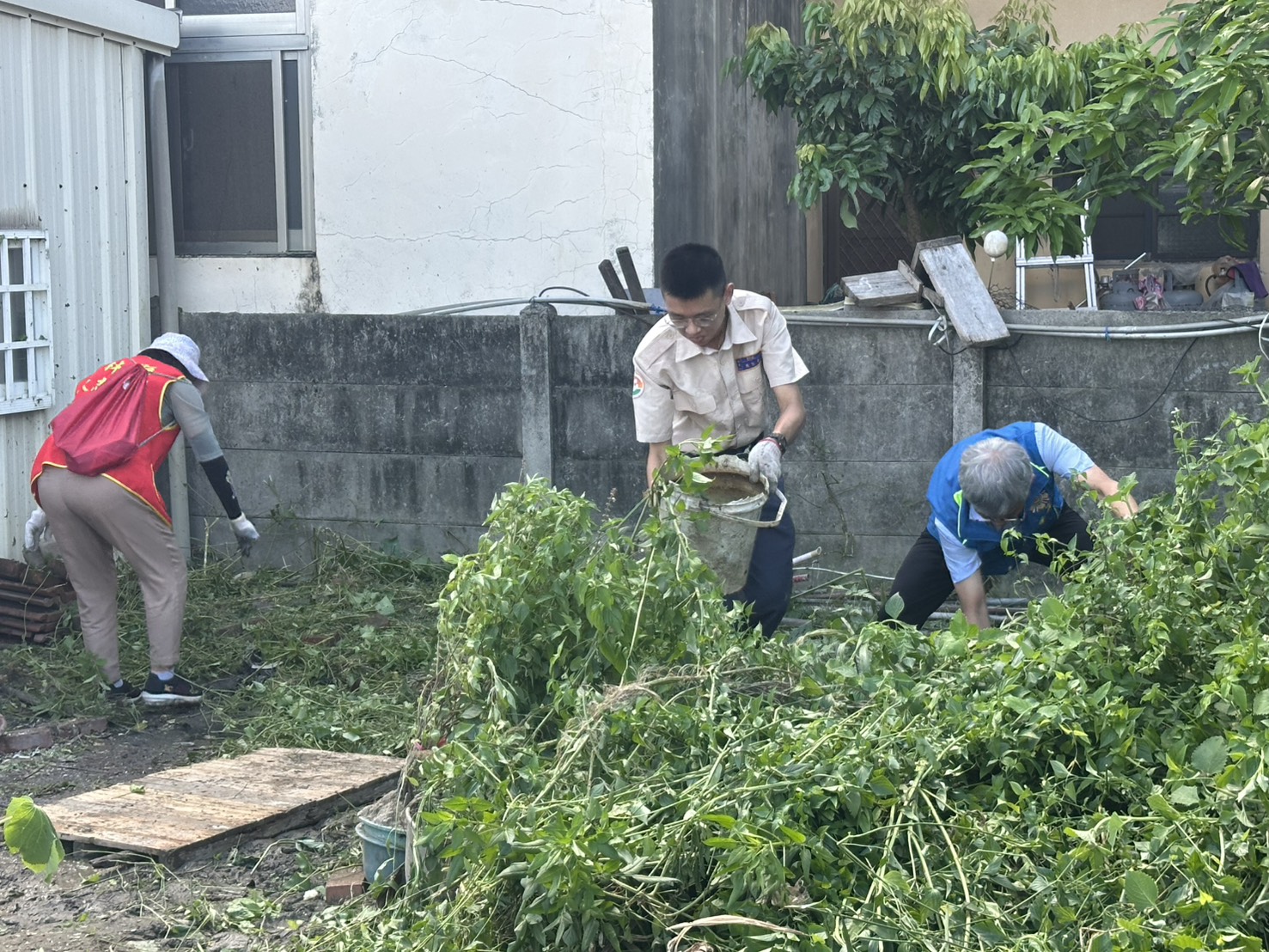 雲林暖流不間斷 志工到府打掃傳愛高齡獨居榮民眷-2