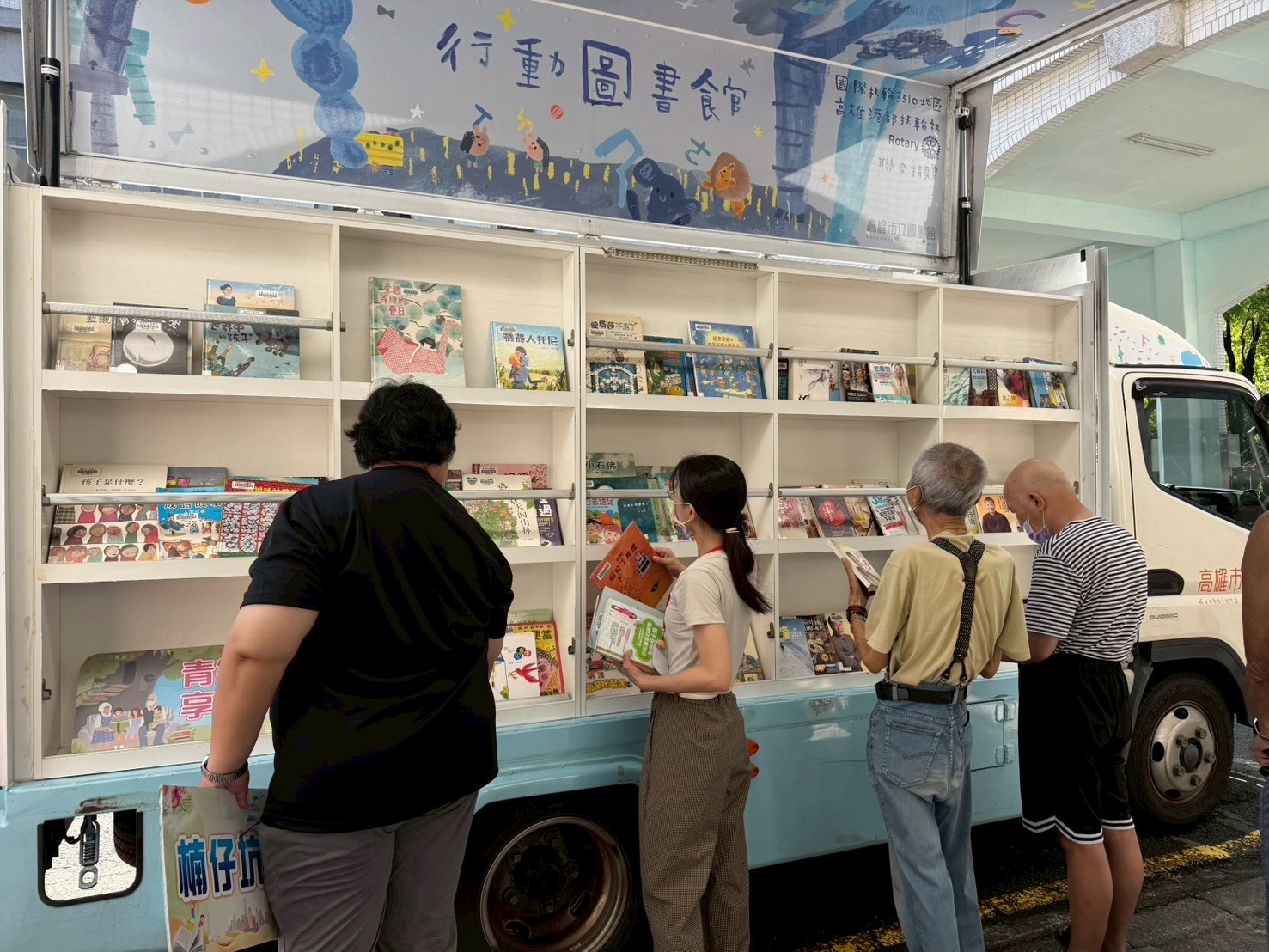 高雄榮家攜手高市圖行動書車　老幼共融、青銀共學樂享閱讀