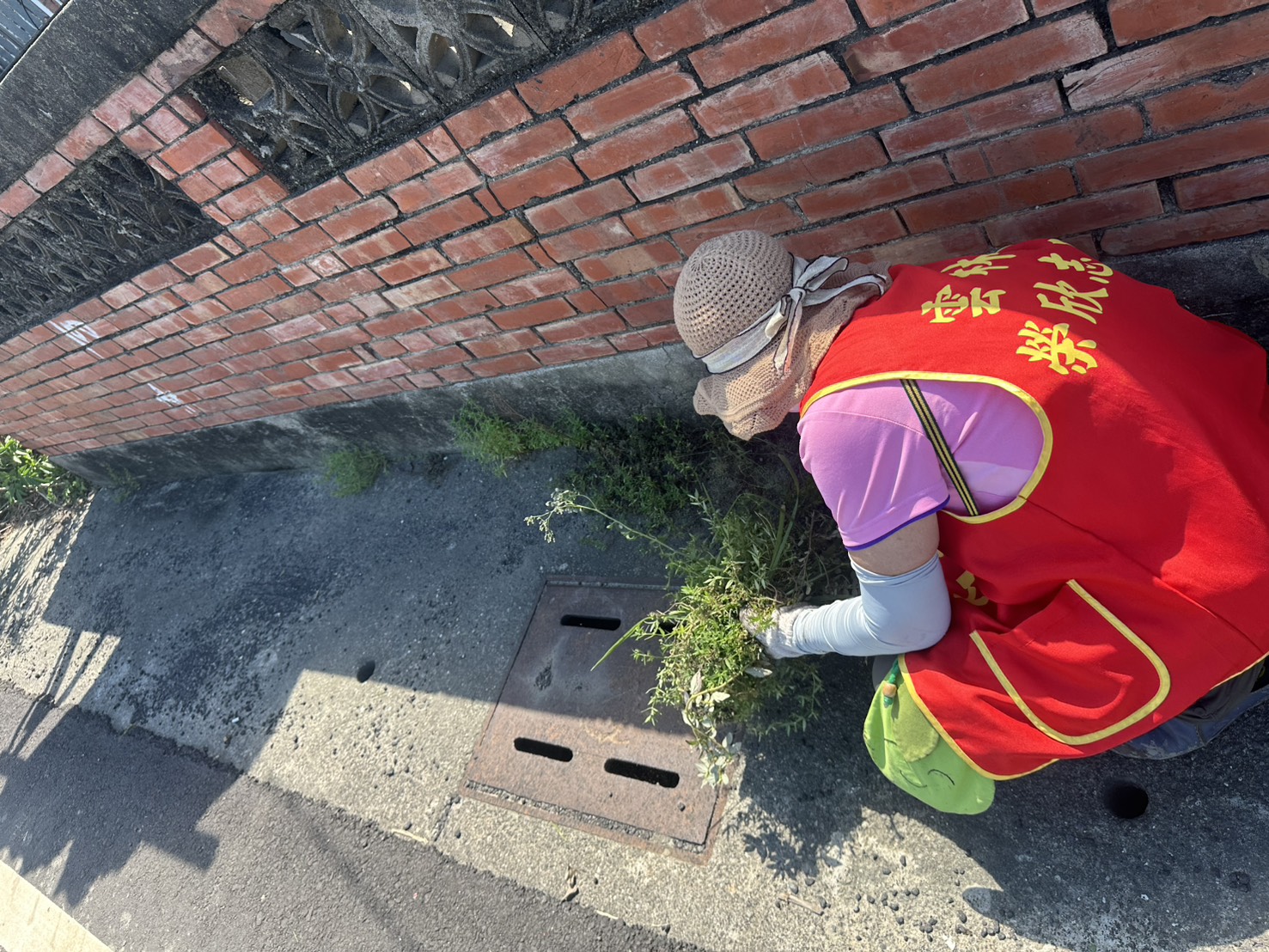 雲林暖流不間斷 志工到府打掃傳愛高齡獨居榮民眷-3