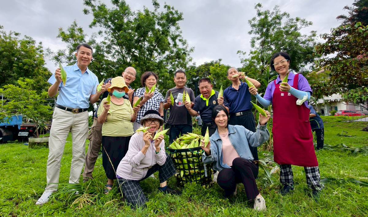開心農場水果玉米大豐收 花蓮榮家長輩歡欣體驗農家樂