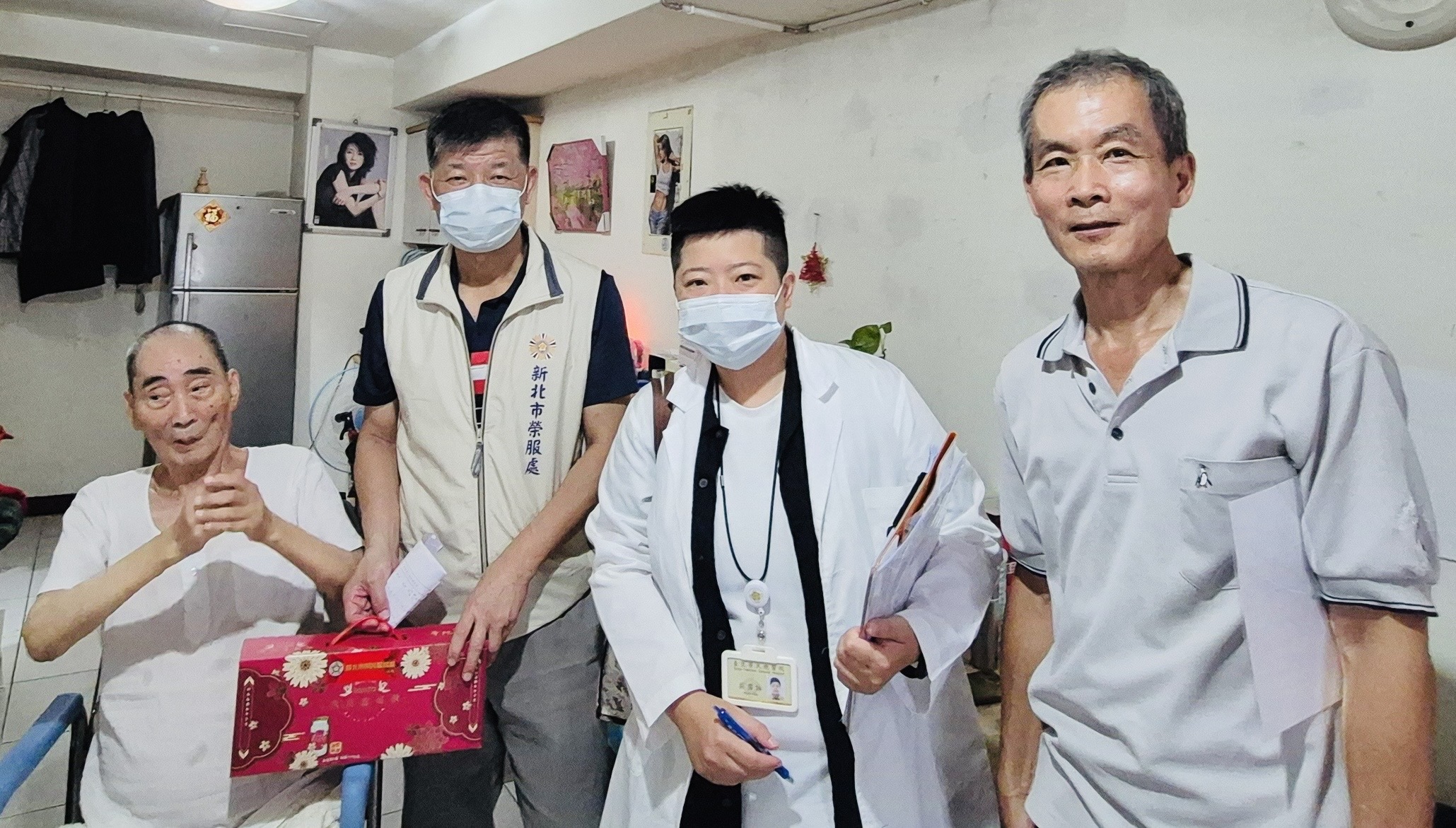 ▲副處長楊懷博(左2)與北榮個管師(右2)及輔導員(右1)訪視榮民李伯伯(左1),關懷並致贈營養品。/新北市榮服處提供。