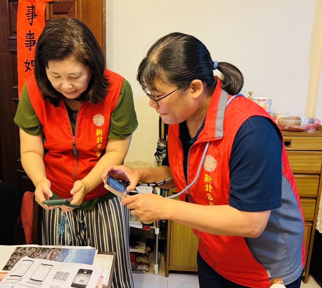▲吳總幹事(左)及輔導員(右)現場運用「安心御老平台」簽到打卡,即時回報伯伯生活近況。