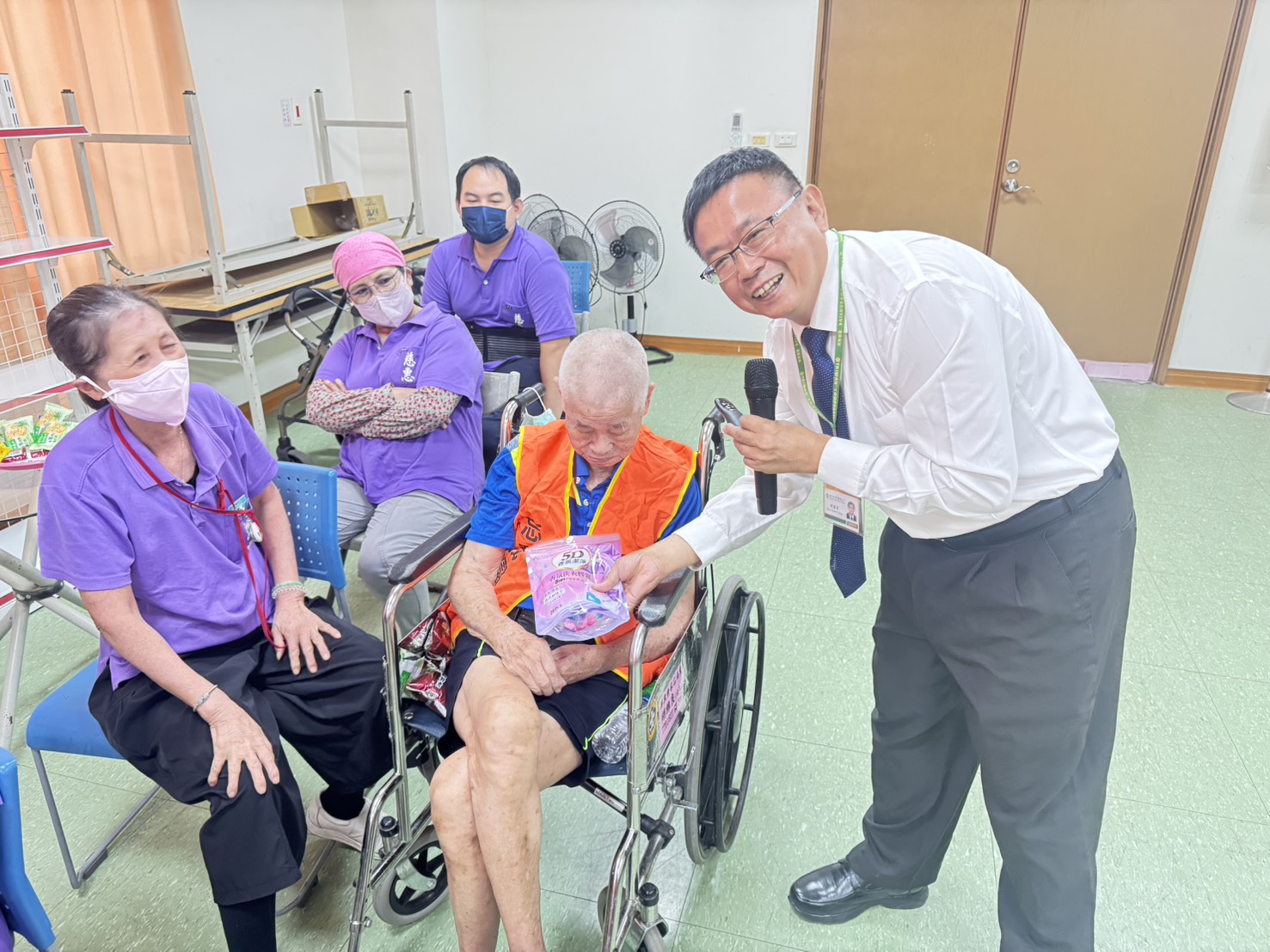 圖2:講師針對回答問題住民長輩致贈禮品。