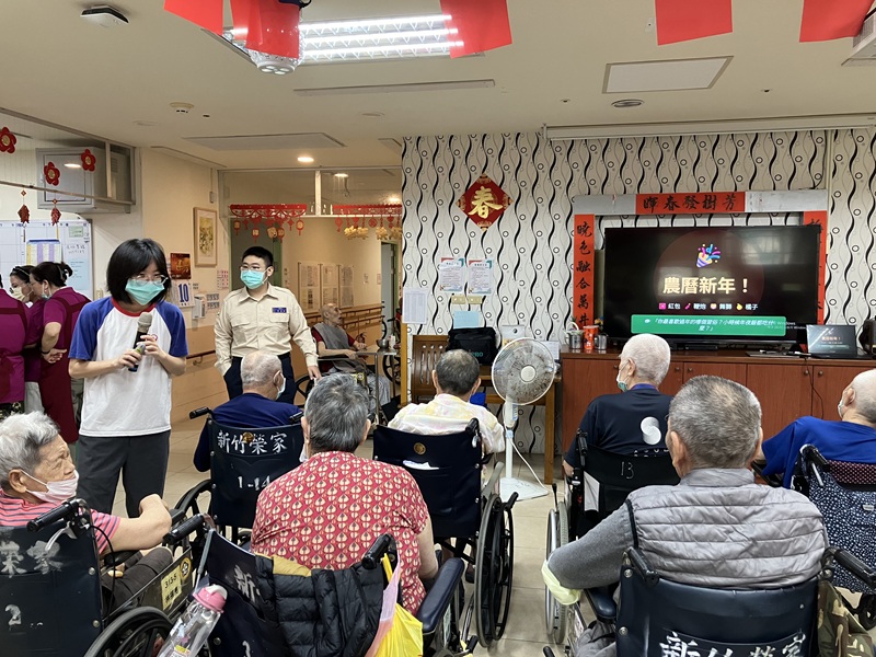 心理師陳書荷(左1)以節慶為主題,鼓勵住民思考與分享過往的經驗