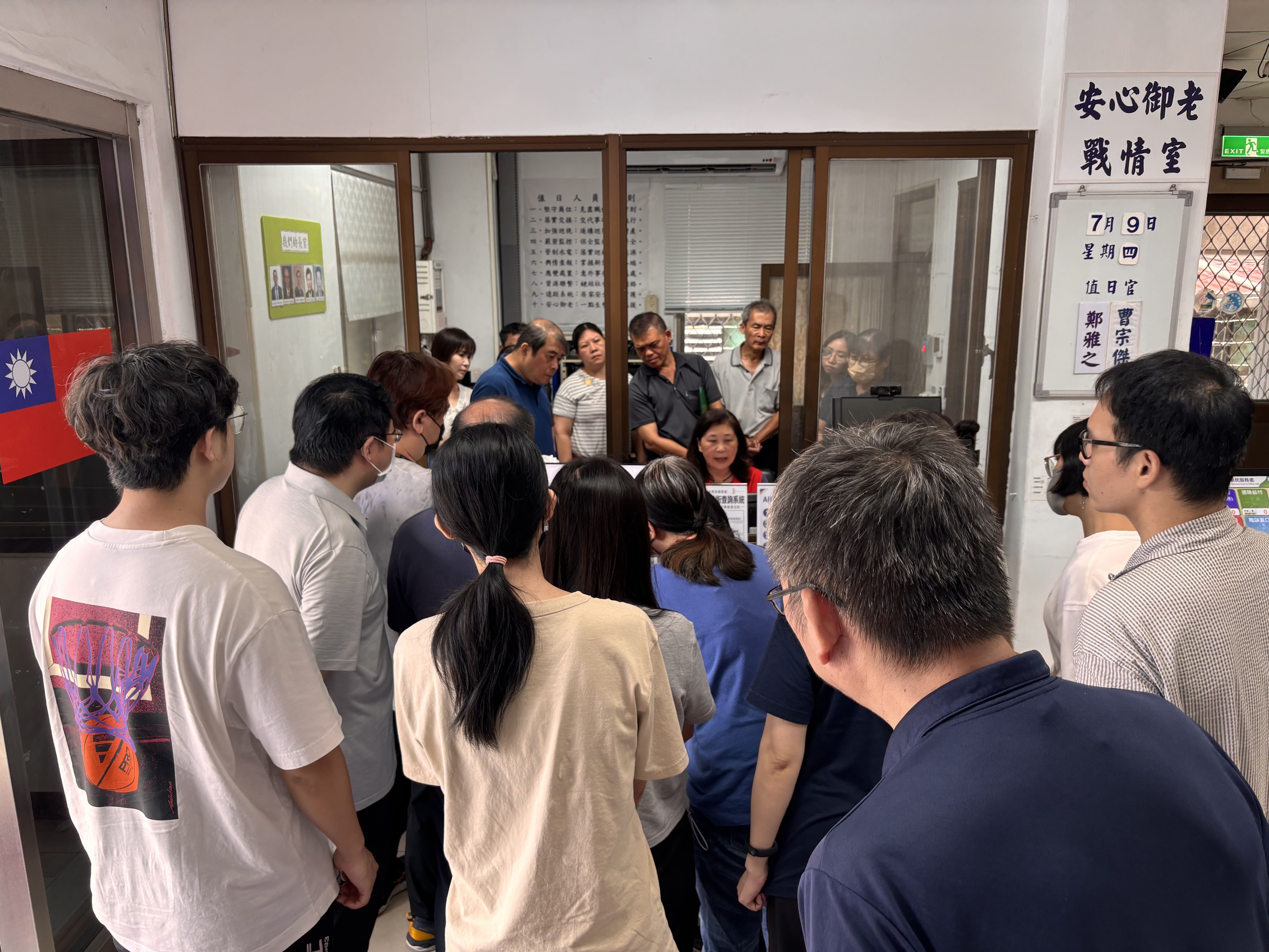 ▲總幹事吳曉慧(中坐者)向值班同仁進行戰情室之教育訓練。