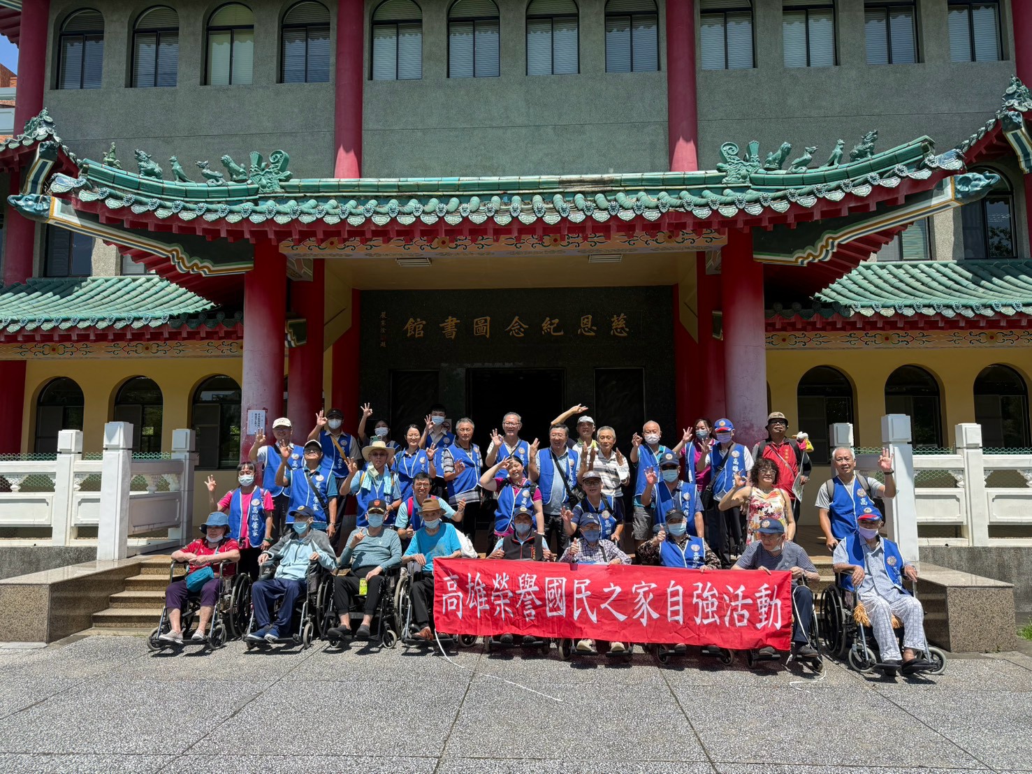 輪椅的幸福遠足！高雄榮家養護長輩搭捷運暢遊大東公園賞景吃美食