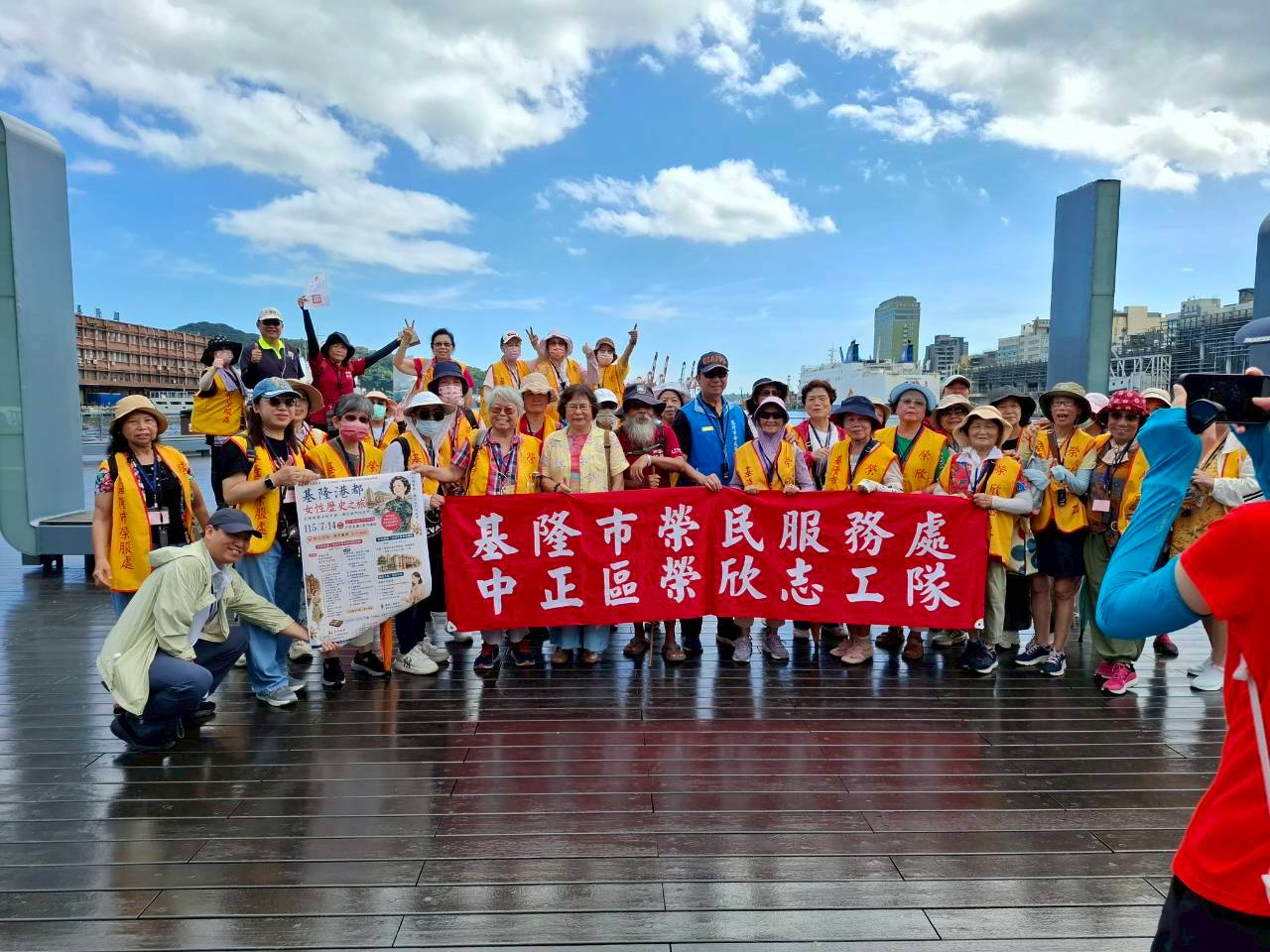 14日上午處長(著藍衣者)與導覽團隊,全體人員歡喜合影