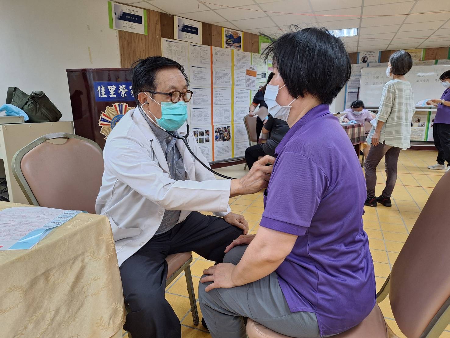 照片4職員工健康檢查現況-醫師問診 照片4職員工健康檢查現況-醫師問診