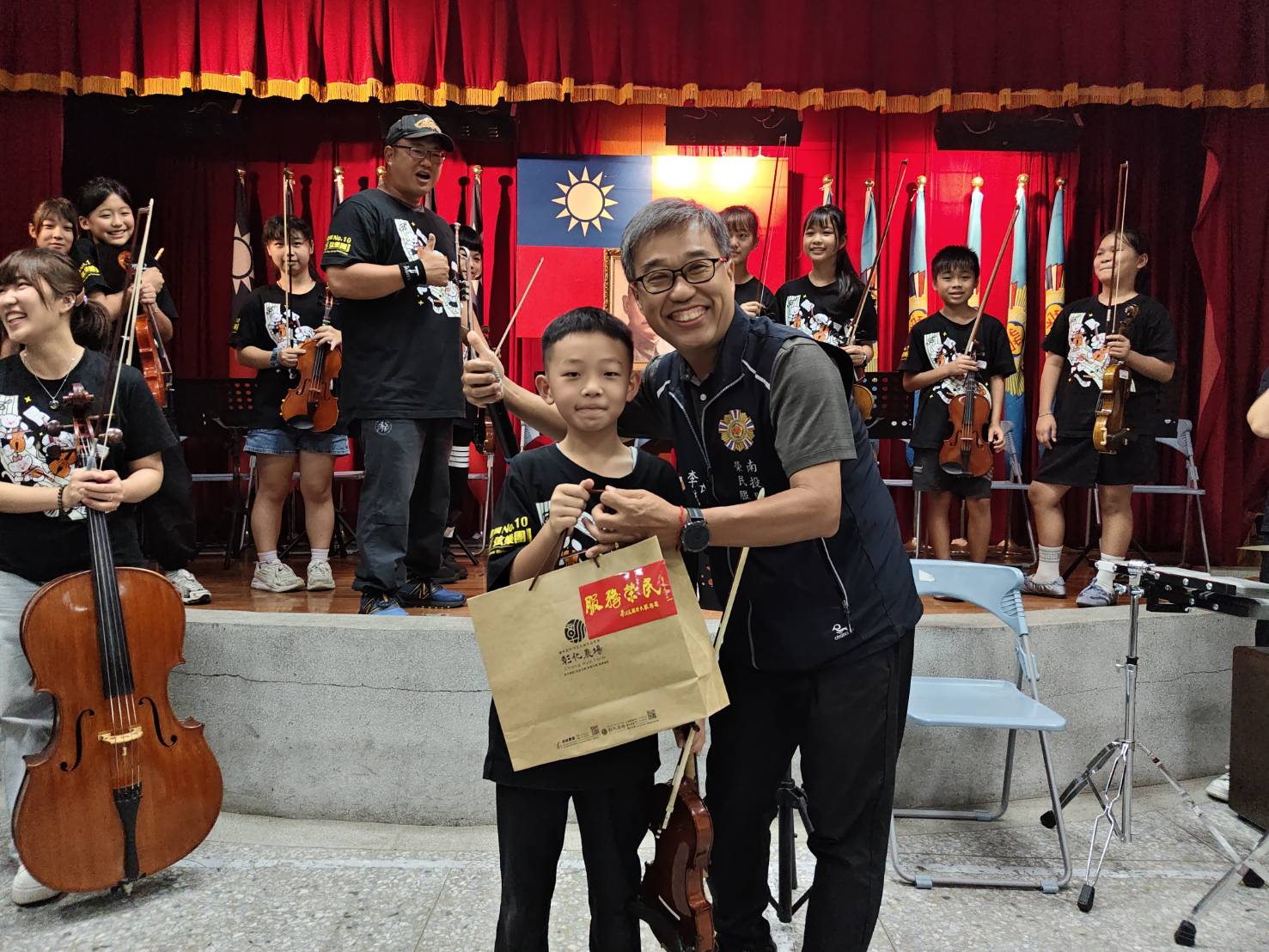 琴聲傳愛!台中建國國小弦樂團南投榮服處公益演出 溫暖榮民眷的心