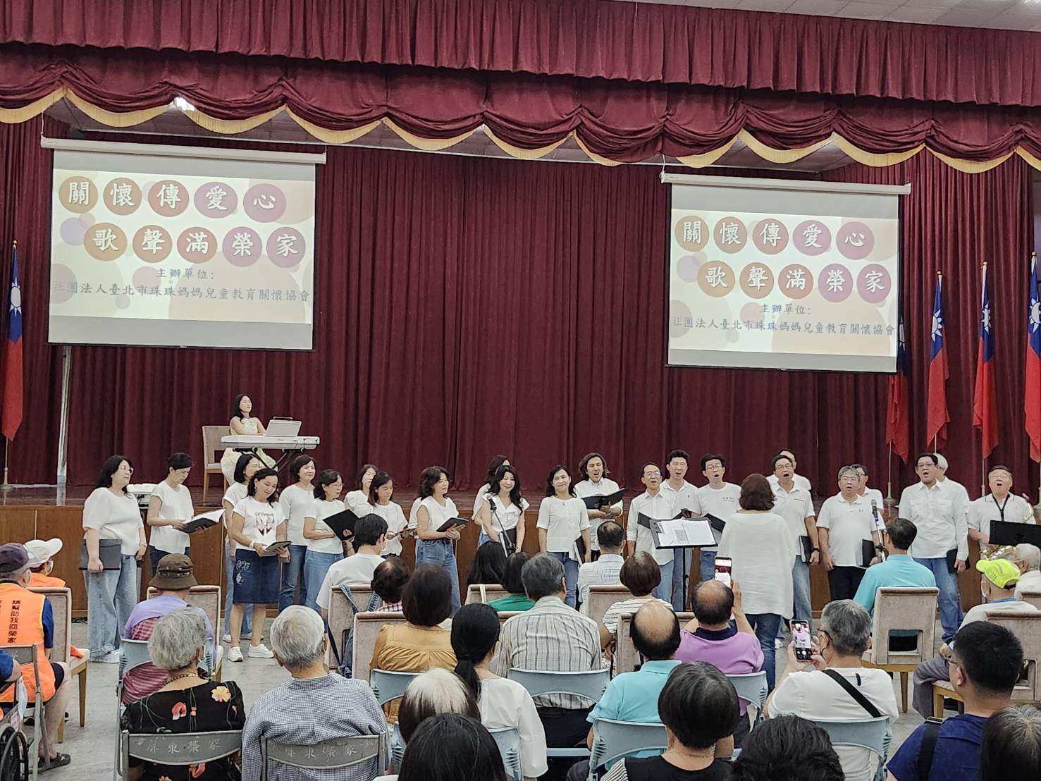 圖2長輩們欣賞表演陶醉在優美聲樂中。