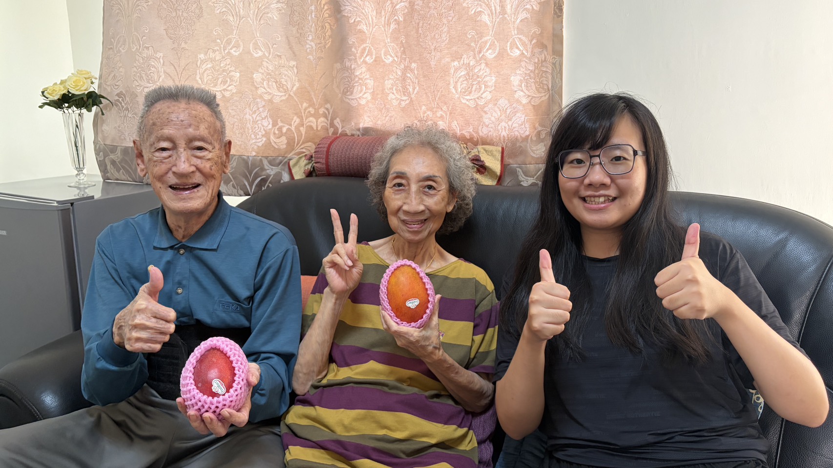 圖2長輩們收到主委贈送芒果非常開心。