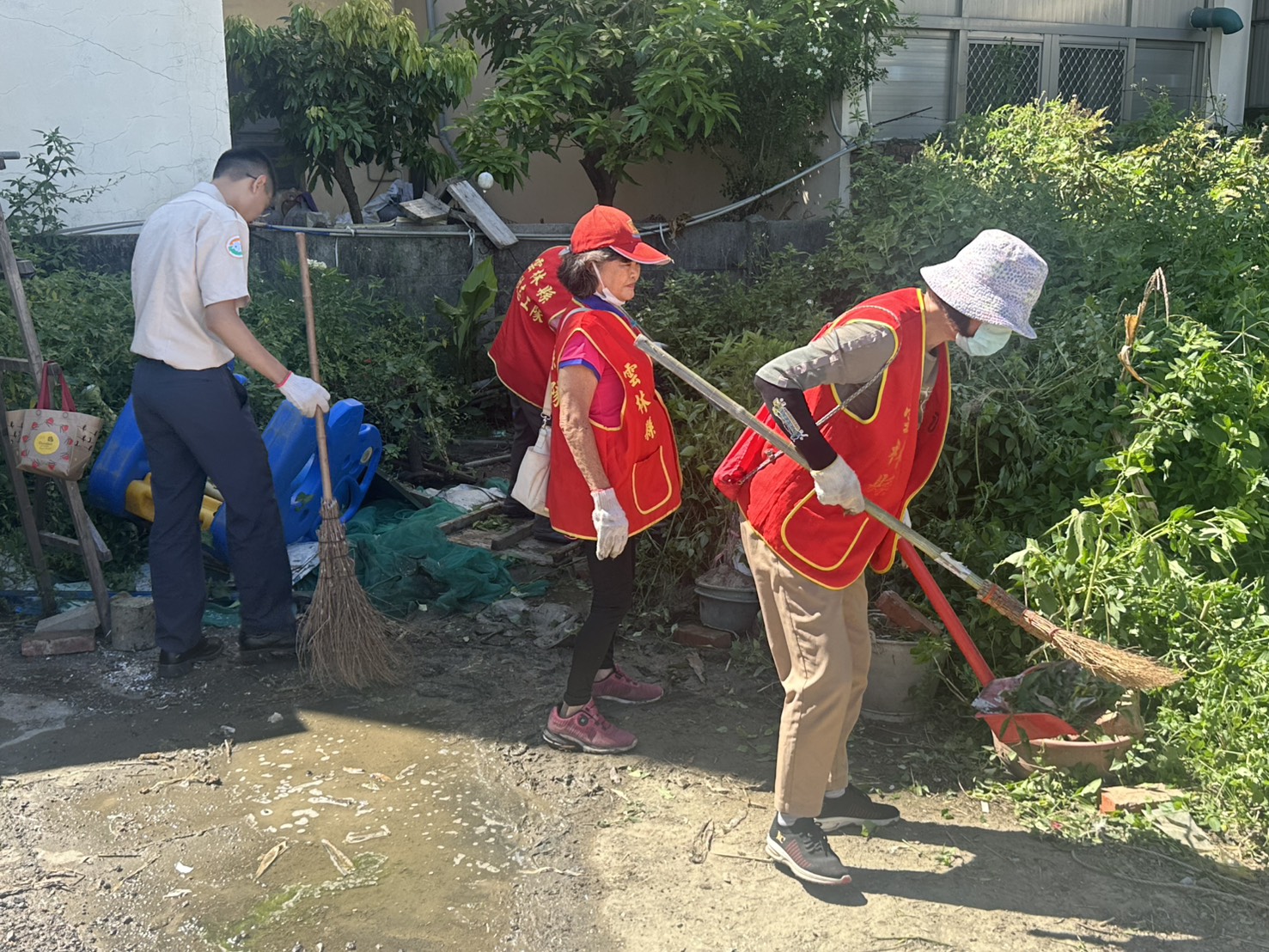 雲林暖流不間斷 志工到府打掃傳愛高齡獨居榮民眷-5