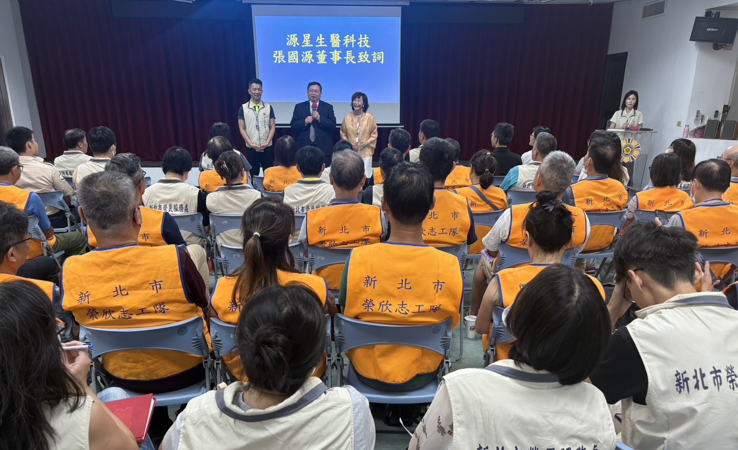 ▲董事長張國源(站立者中)分享智慧醫療發展理念,期盼透過AI智慧科技結合第一線訪視服務,守護榮民眷健康。板橋榮家主任陳桂美(站立者右)、新北市榮服處處長陳立中(站立者左)