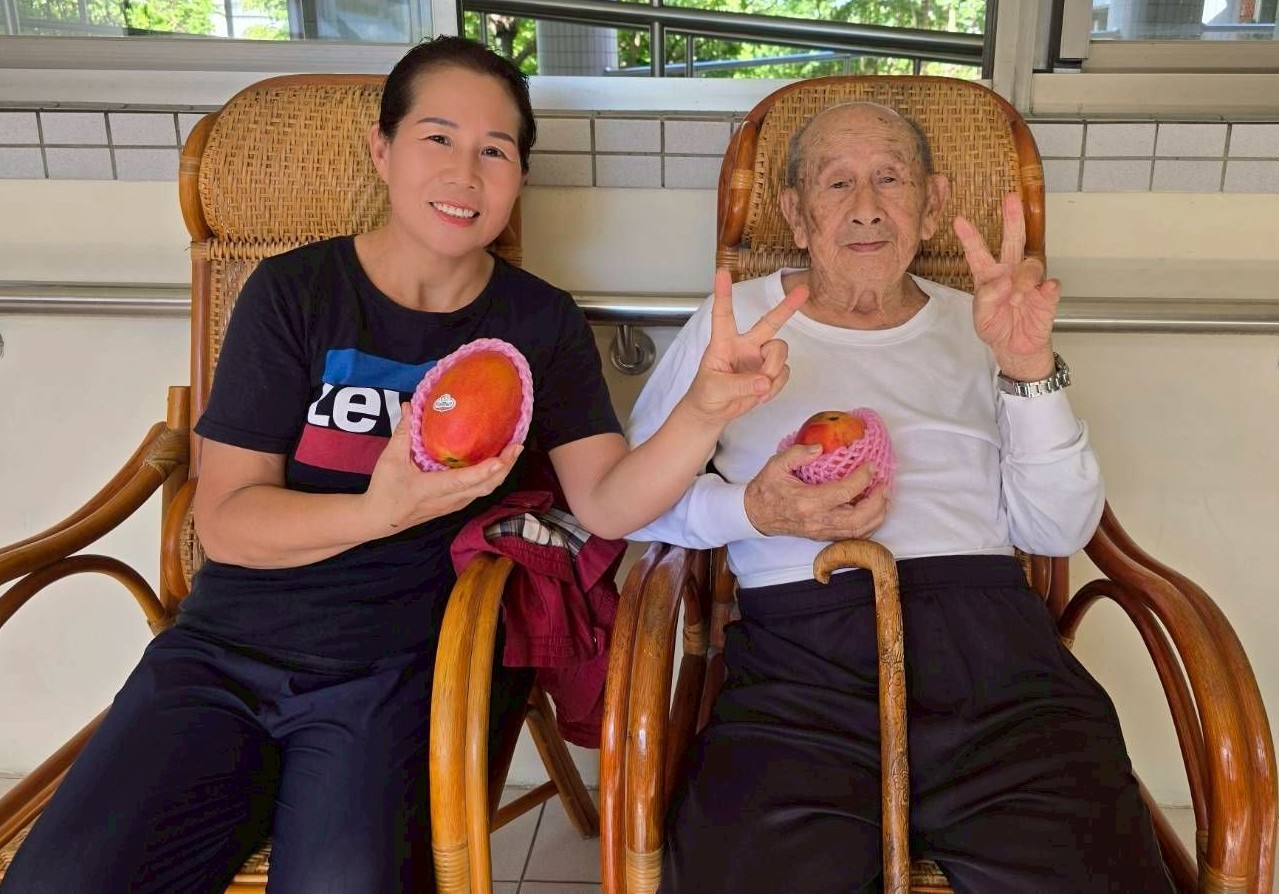 嚴德發主委見證欣高溫情贈芒果3