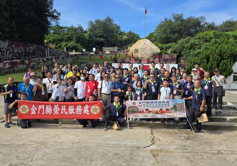 圖一金門榮服處工作同仁及參加貴賓與新住民家庭及向學子女在大膽島自由屏障勒石前合影