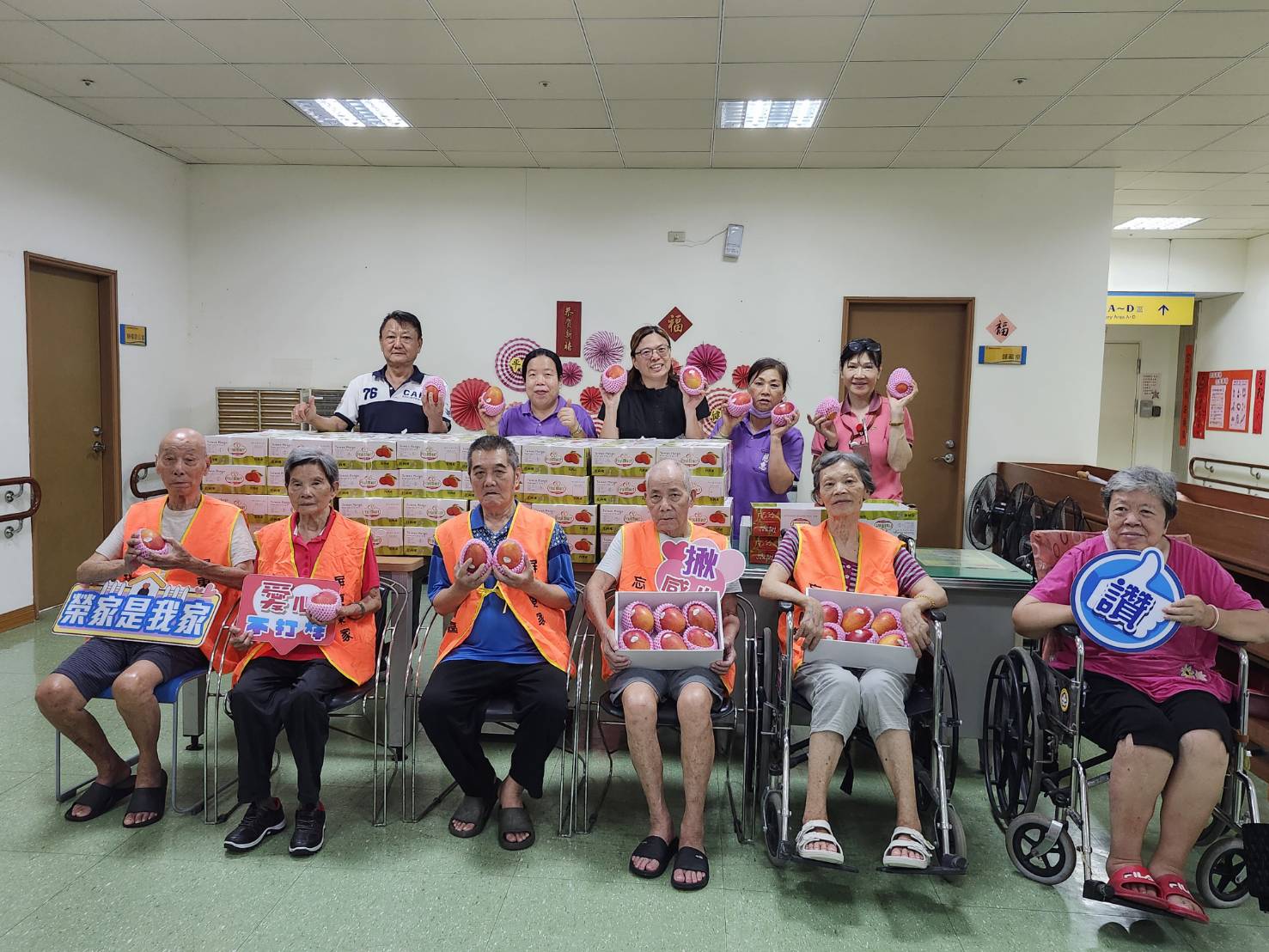 圖1榮家員工及住民長輩開心接受輔導會致贈芒果禮盒。